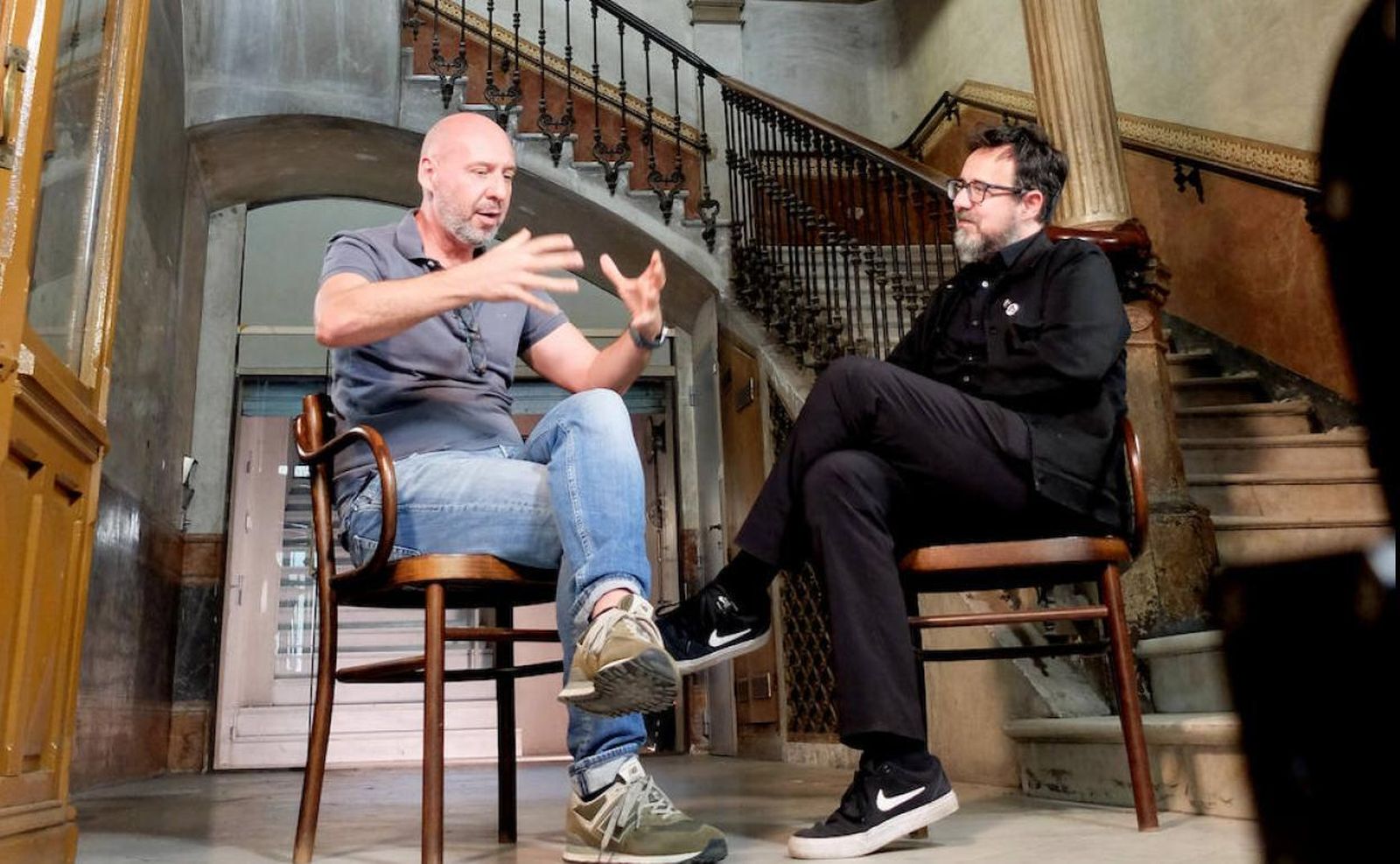 Balagueró y Plaza, creadores de la saga '[REC]', en el portal del edificio donde se rodó la primera entrega.