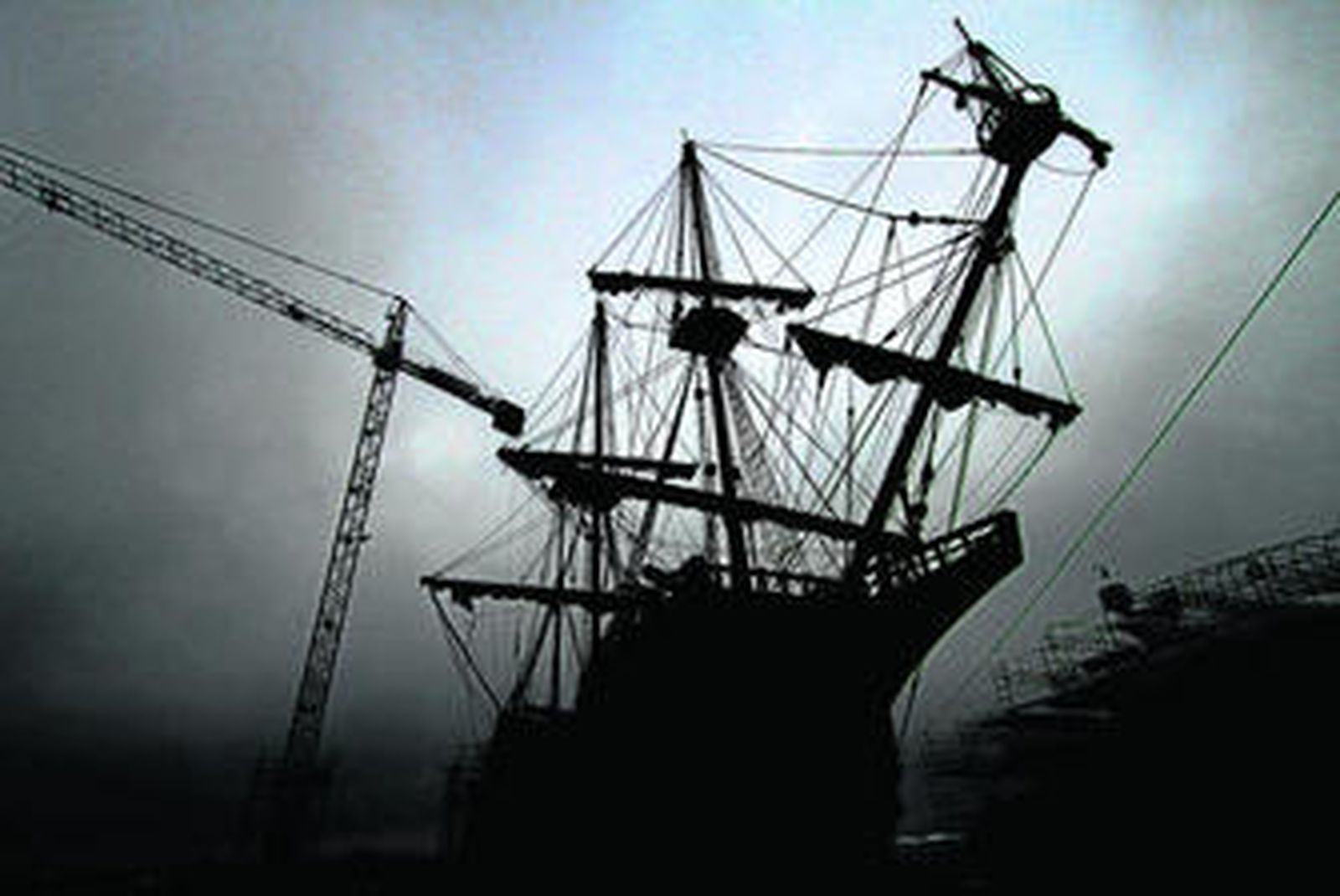 Una imagen a contraluz del 'Galeón Andalucía' en El Rodeo, en el puerto de Algeciras.