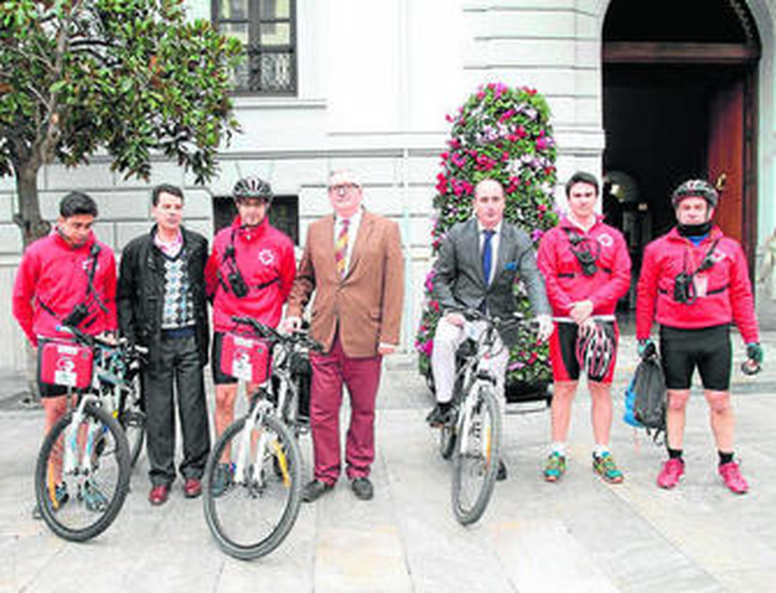 Los cuatro socorristas incorporarán los nuevos dispositivo a su kit de auxilio.