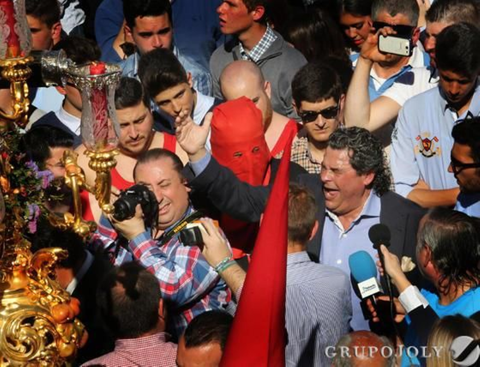 Joaquín El Zambo canta su tradicional saeta a Nuestro Padre Jesús de las Penas, entre el agobio del gentío de San Mateo y un sol cegador.

Foto: Pascual