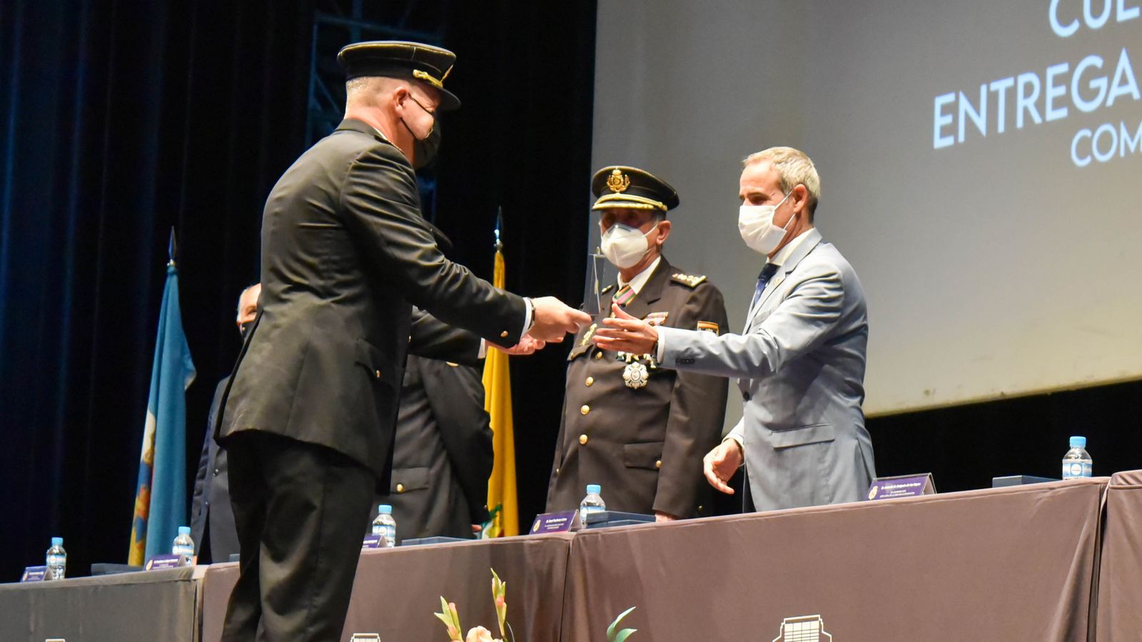 Las fotos de la entrega de medallas por el Dia de la Policía Nacional
