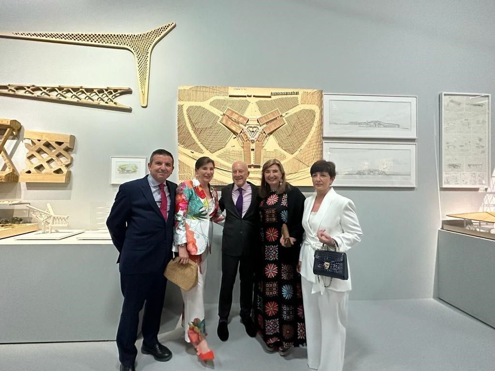 De izquierda a derecha: Francisco Honrubia, director general de Familia Martínez Zabala (FMZ); Carmen Martínez Zabala, presidenta de FMZ; Norman Foster; Lourdes Martínez Zabala, consejera de FMZ, y Eloísa Ibáñez, consejera de FMZ