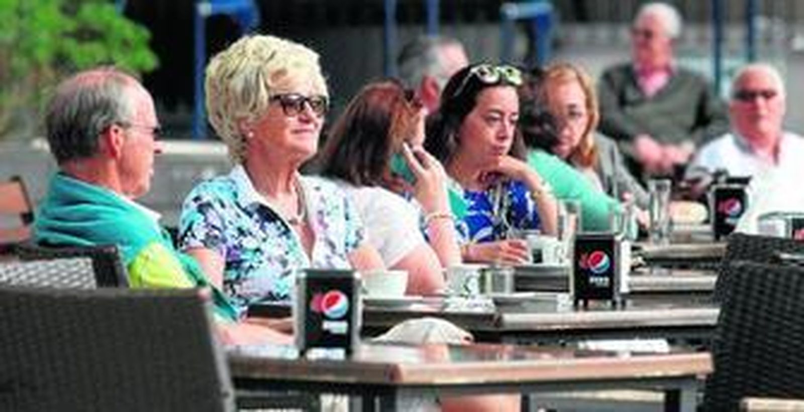 Turistas en una terraza de Huelva.