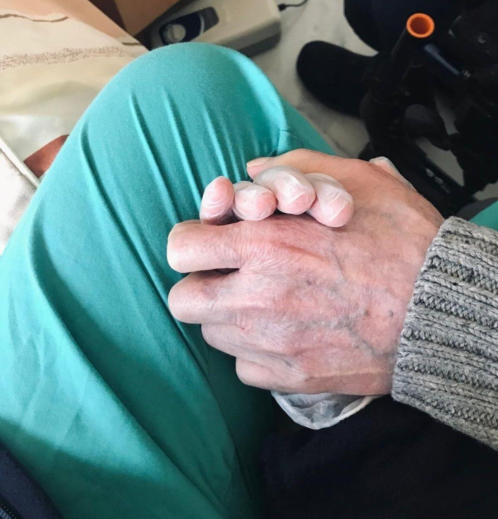 Paciente de alzhéimer y su cuidadora.