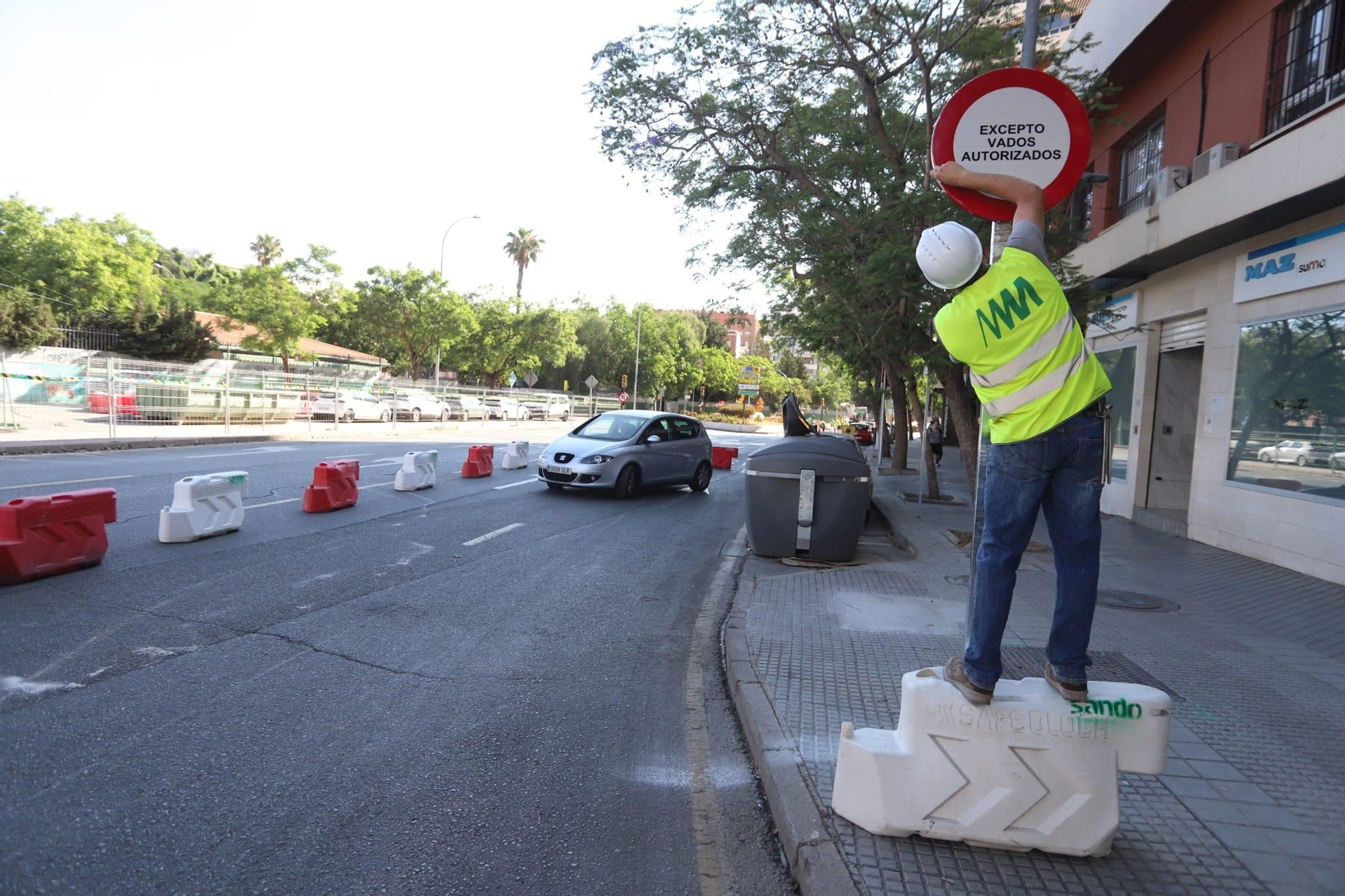 Un operario cambiando la señalización en calle Hilera, cortada por las obras del Metro.
