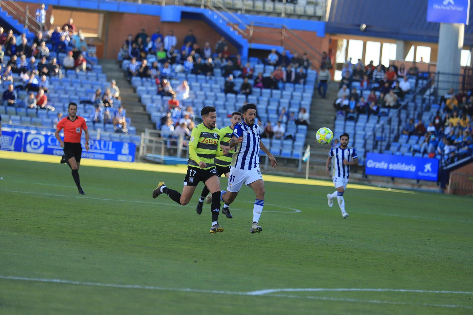 Madrigal y Quiles pugnan por el balón durante el Recreativo-Sanluqueño.
