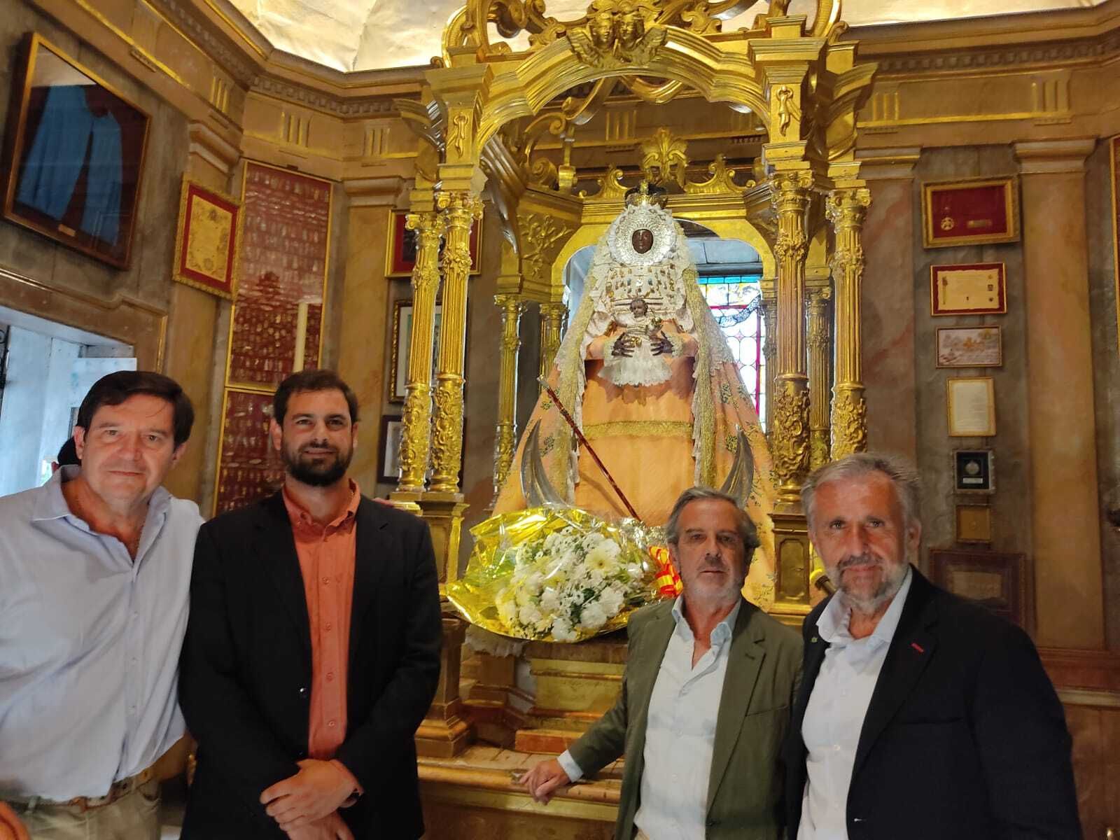 Los ediles de Vox El Puerto, junto a Enrique García-Máiquez ante la Patrona.