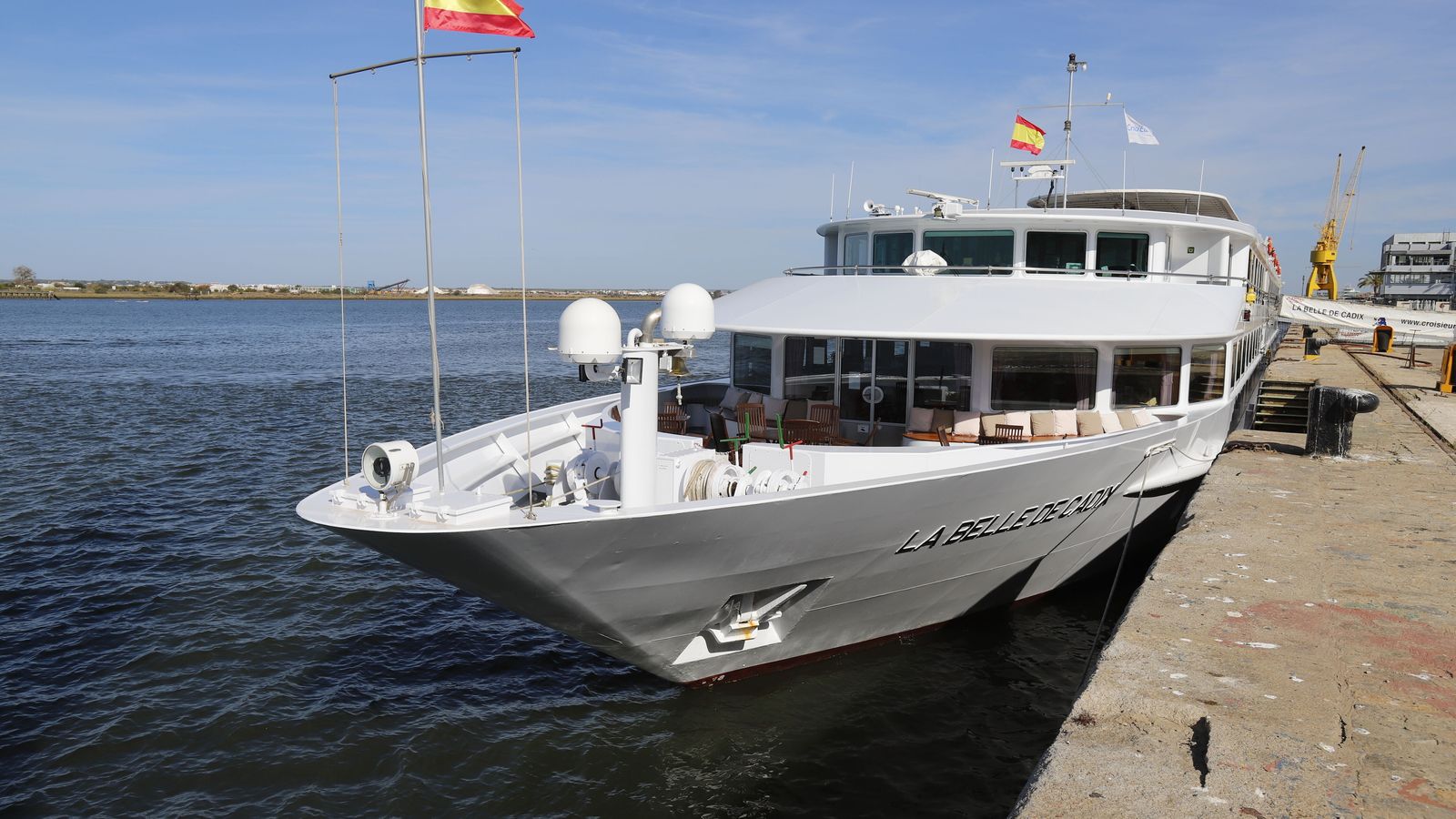 Crucero 'La Belle de Cadix' en el Muelle de Levante del Puerto de Huelva.