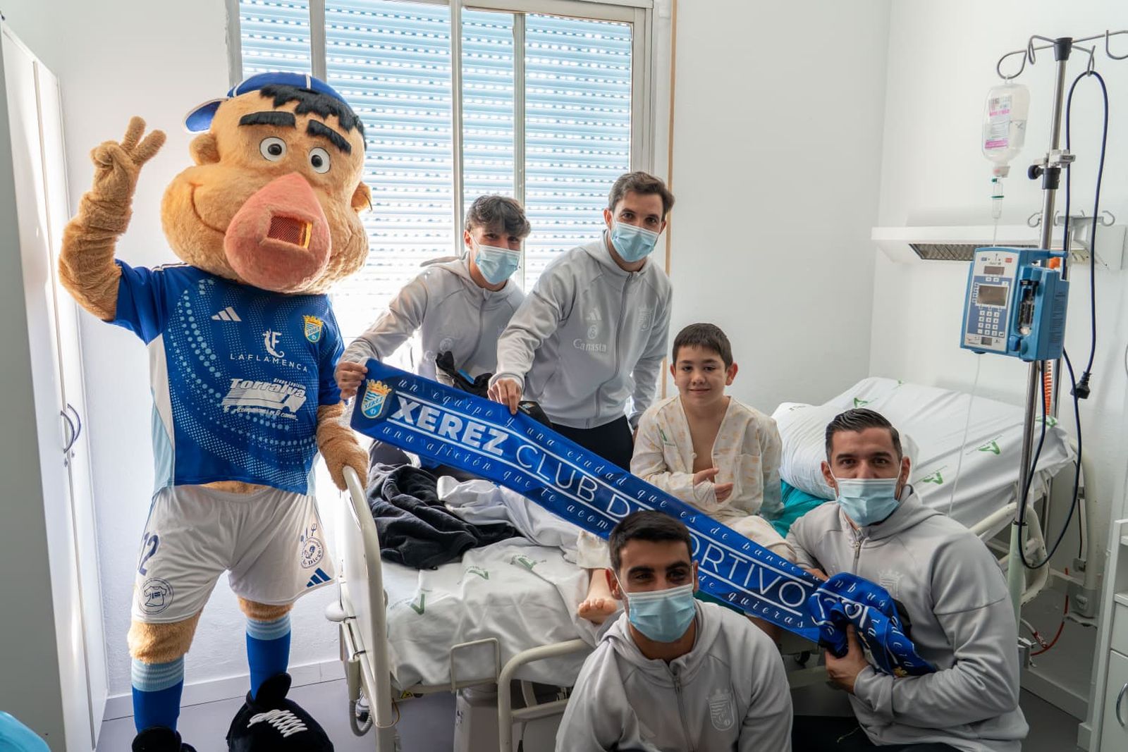 Las fotos de la visita del Xerez CD al Hospital de Jerez
