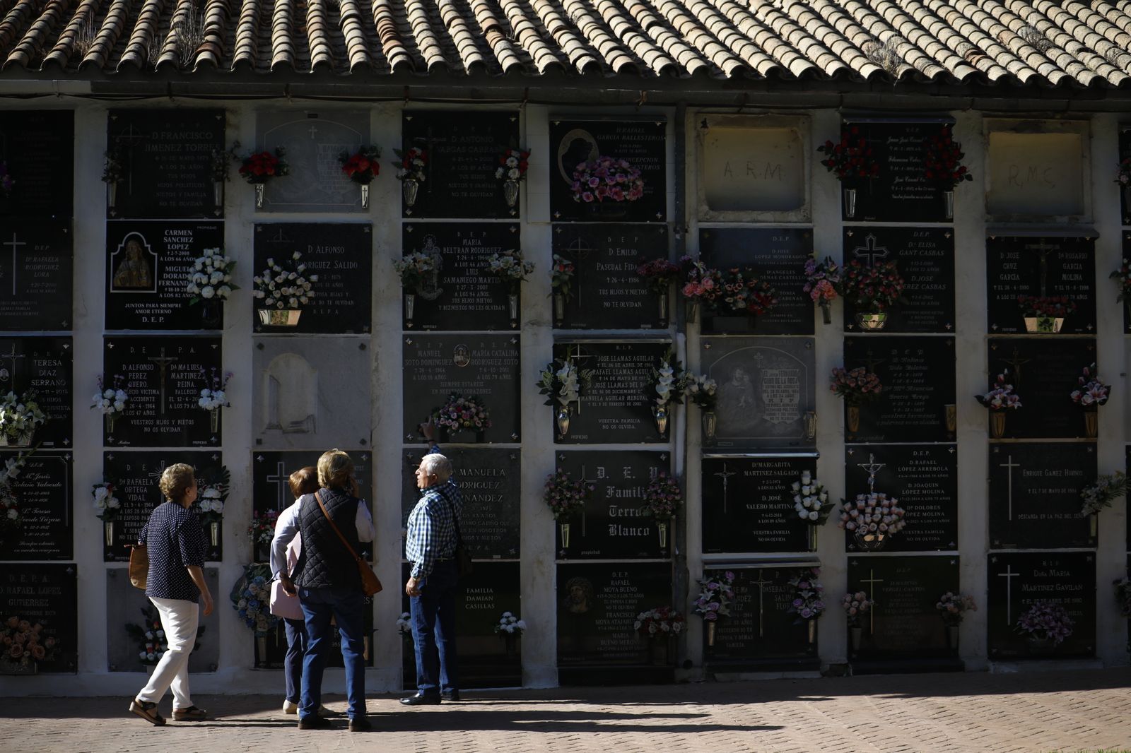 Las imágenes del día de Los Santos en los cementerios de Córdoba