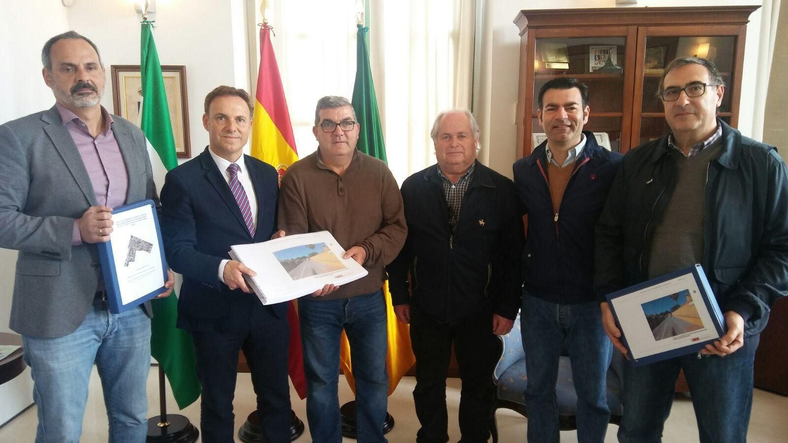 Una imagen del alcalde, el arquitecto David García de los Ríos y parte del Consejo Rector.