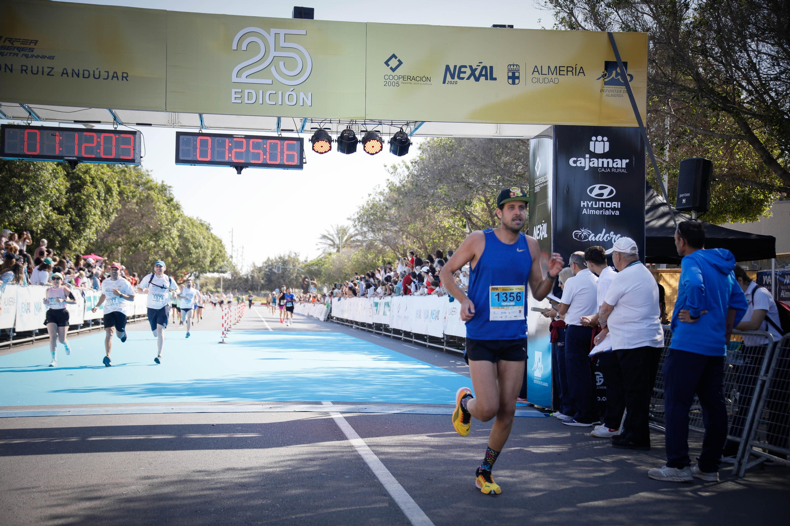 Imágenes de la llegada de la Media maratón Ciudad de Almería