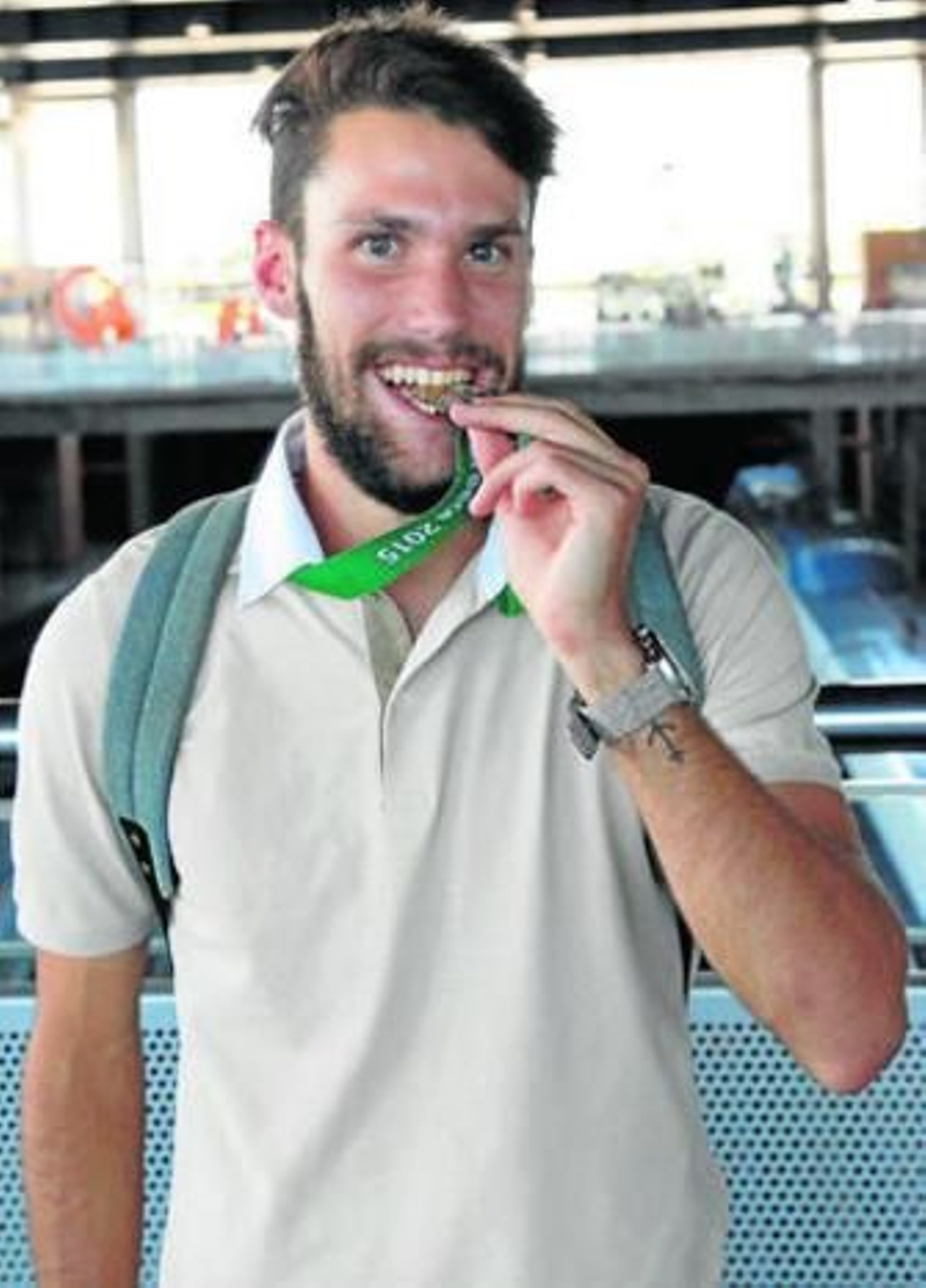 Alfonso Pedraza muerde la medalla de oro conseguida en el Europeo sub 19.