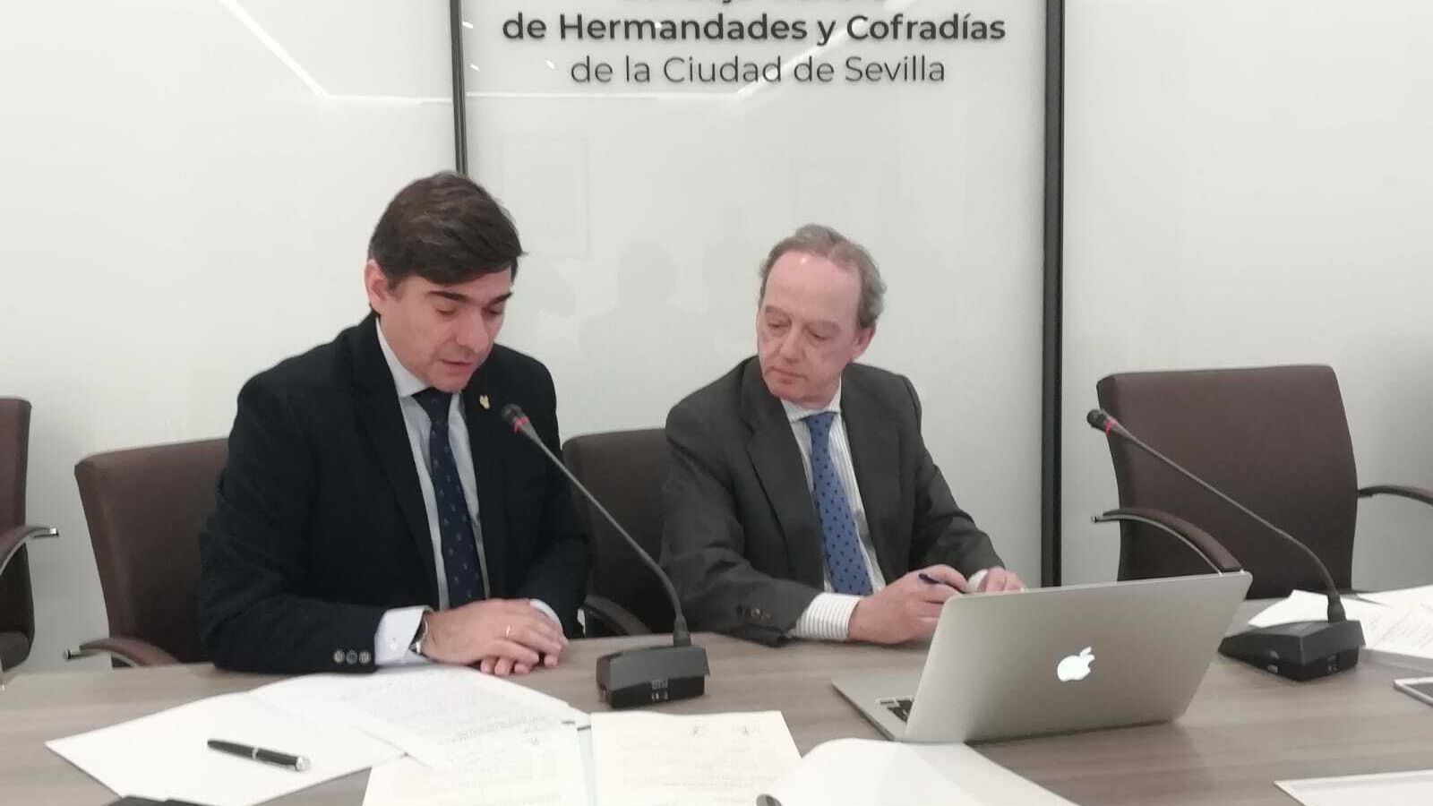 El tesorero del Consejo, Alejandro Marchena; y el notario, Ignacio Guajardo-Fajardo, durante el sorteo.