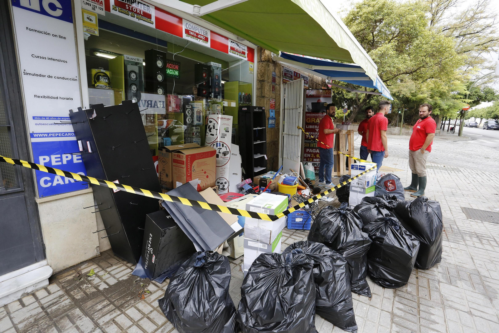 La tienda ‘Mucha Tinta’, ubicada en calle Arcos, cuyo material sufrió graves desperfectos.