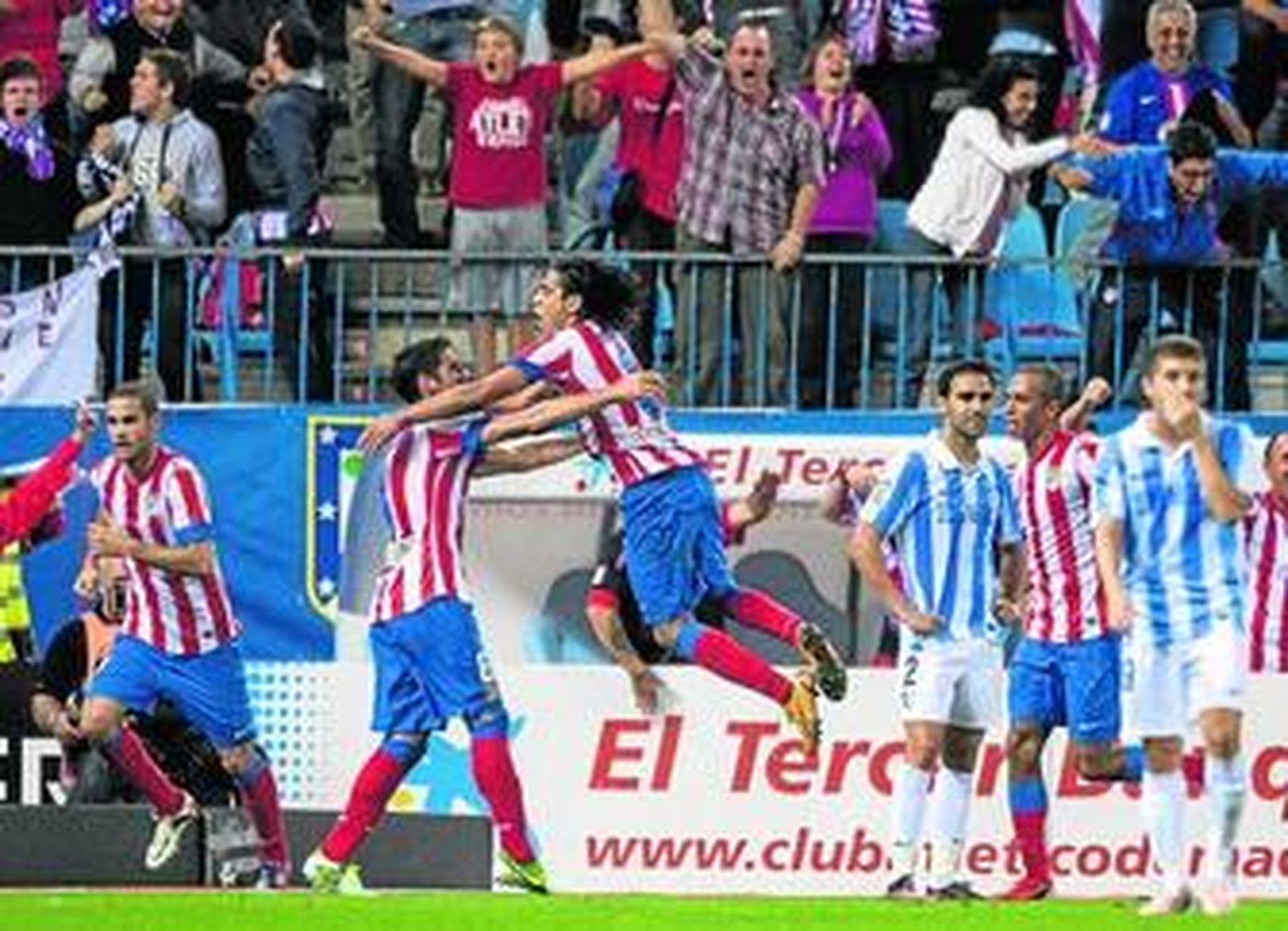 Jesús Gámez y Portillo lamentan el gol de Falcao, que lo celebra con Raúl García.
