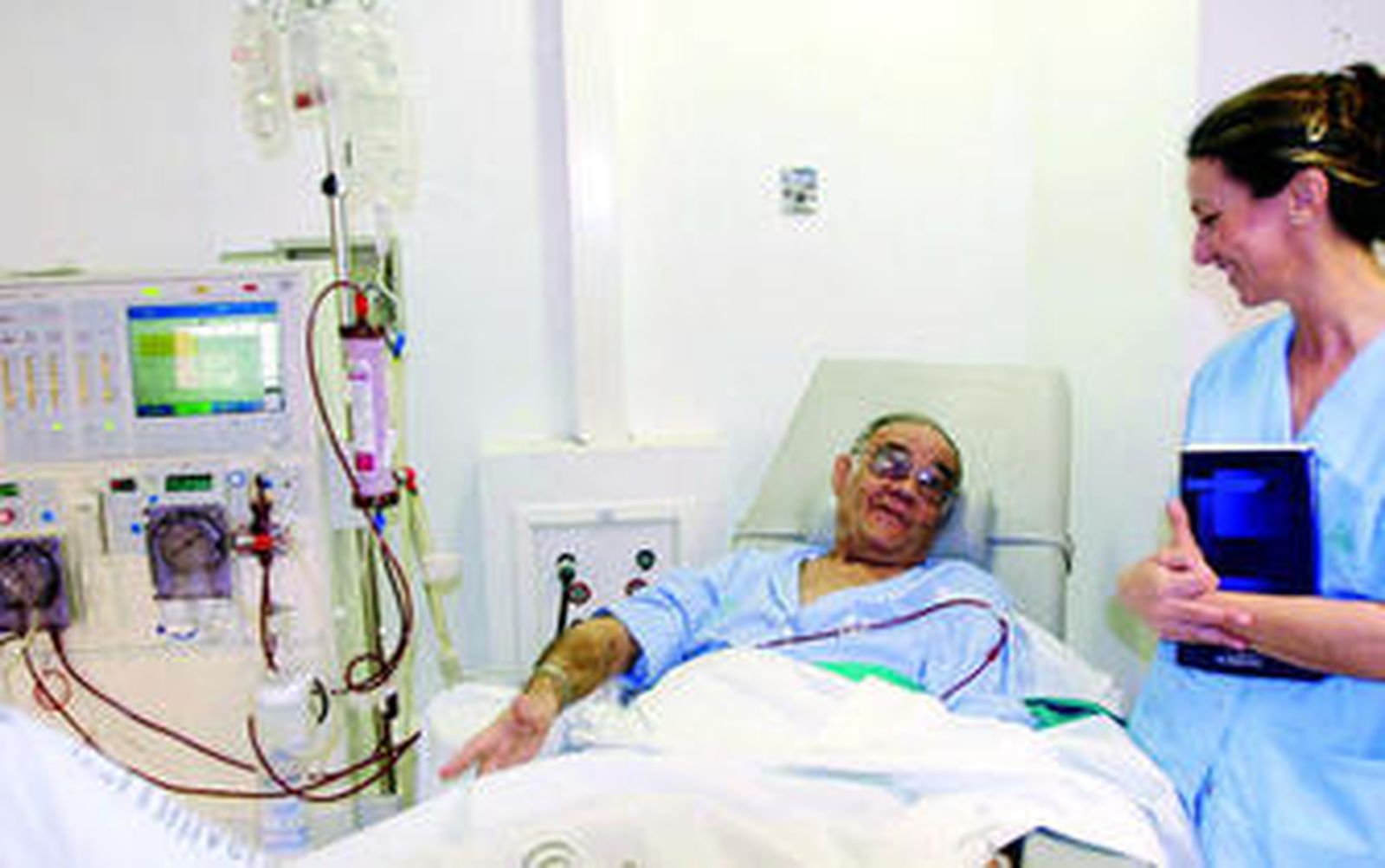 Un paciente sometido a diálisis durante una jornada de puertas abiertas organizada el año pasado por nefrólogos del Hospital Reina Sofía.