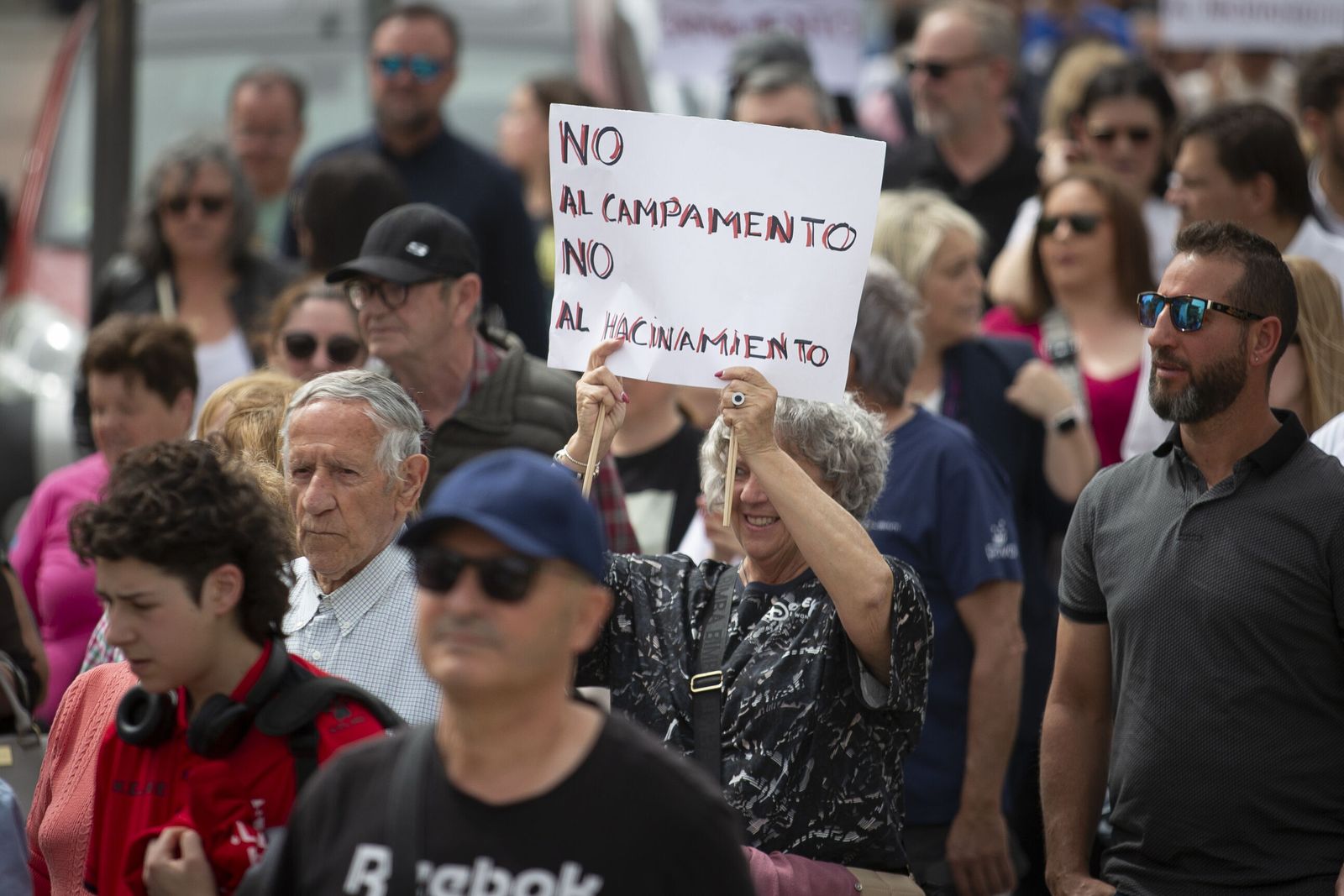 Las imágenes de la manifestación contra el centro de inmigrantes frente a la Base Aérea