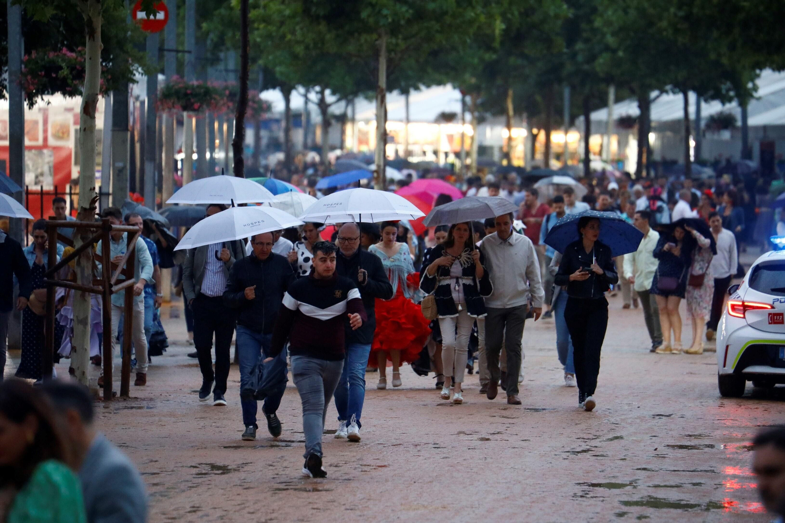 La intensa lluvia de este sábado en la Feria de Córdoba, en imágenes