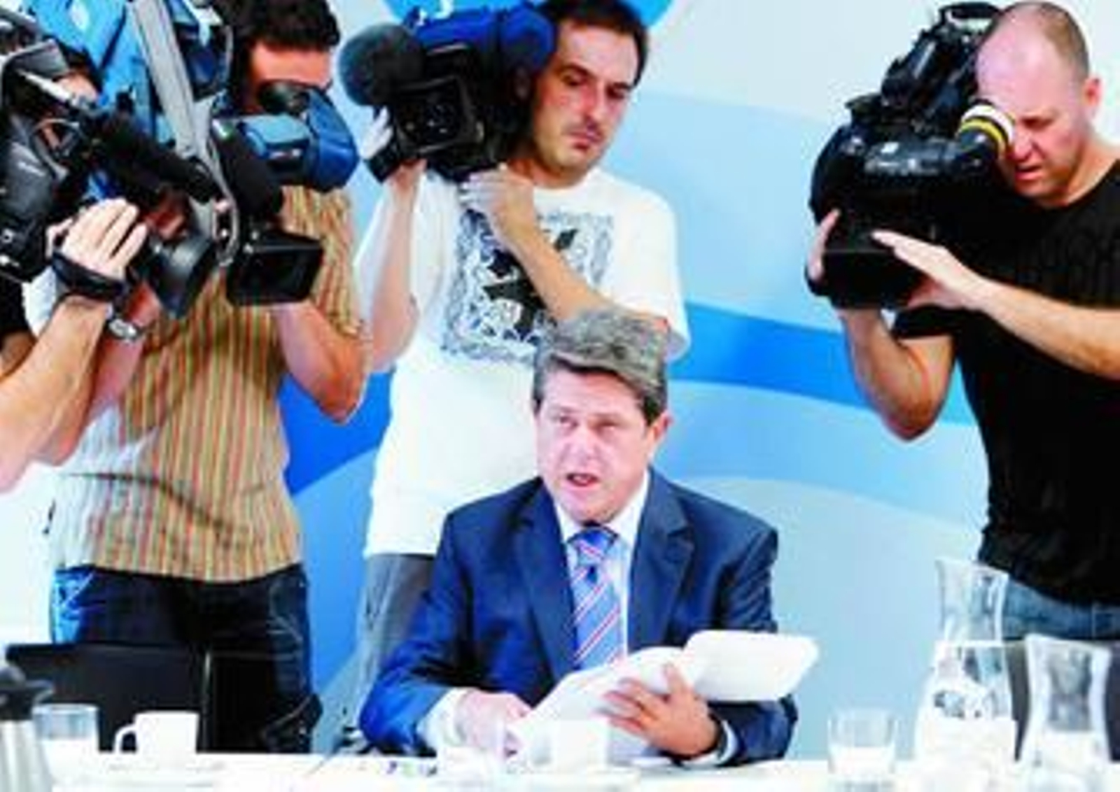 Trillo muestra la denuncia registrada ayer por los populares en un juzgado madrileño en la sede del PP.