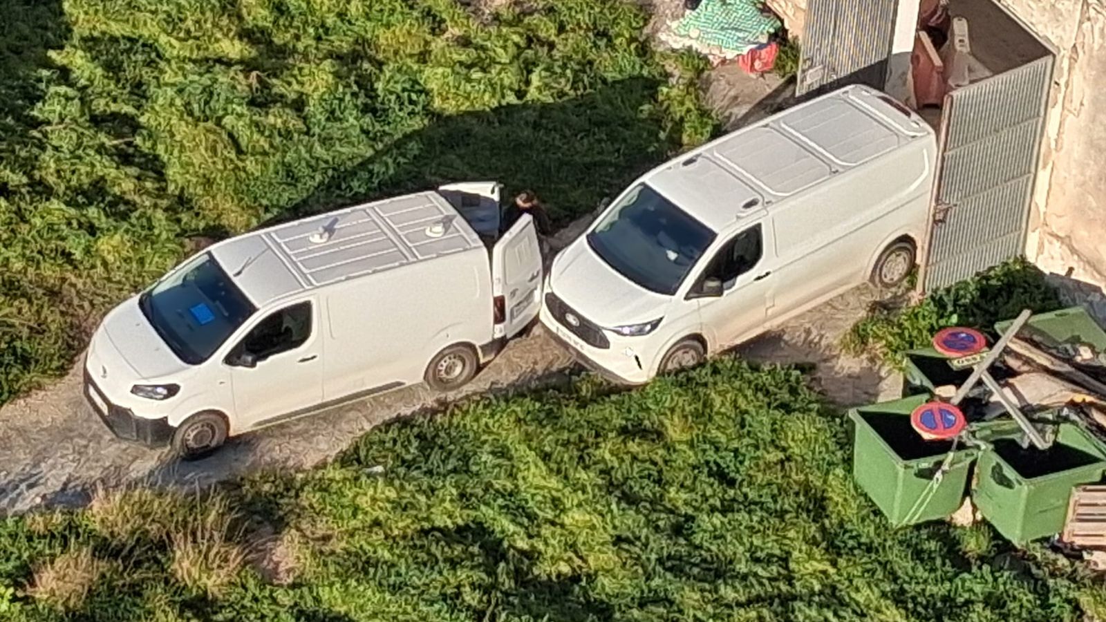 Dos furgonetas en las que los animalistas sostienen que se están trasladadno a los gatos del Cementerio de San José.