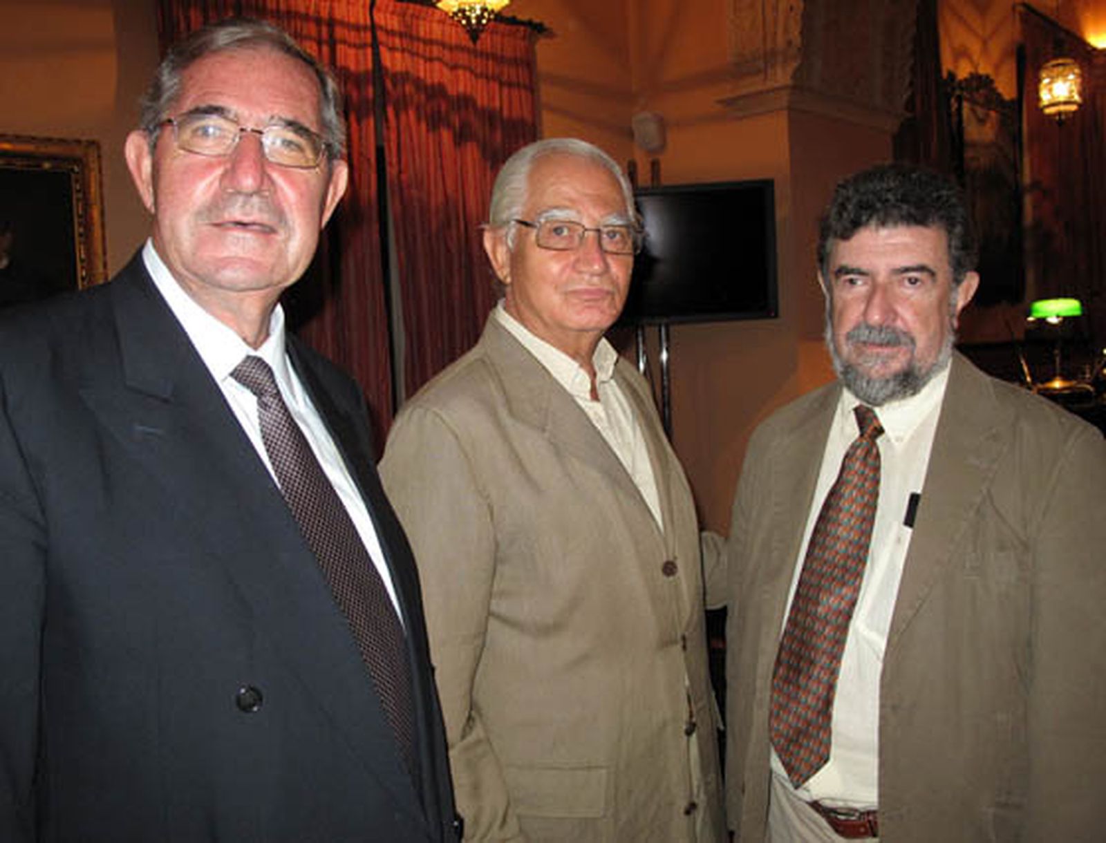 El investigador de la historia de Andalucía Juan Antonio Lacomba; Rafael Leña, notario y patrono de la Fundación AEquitas, e Isidoro Moreno, catedrático de Antropología de la Universidad de Sevilla.

Foto: Victoria Ramírez