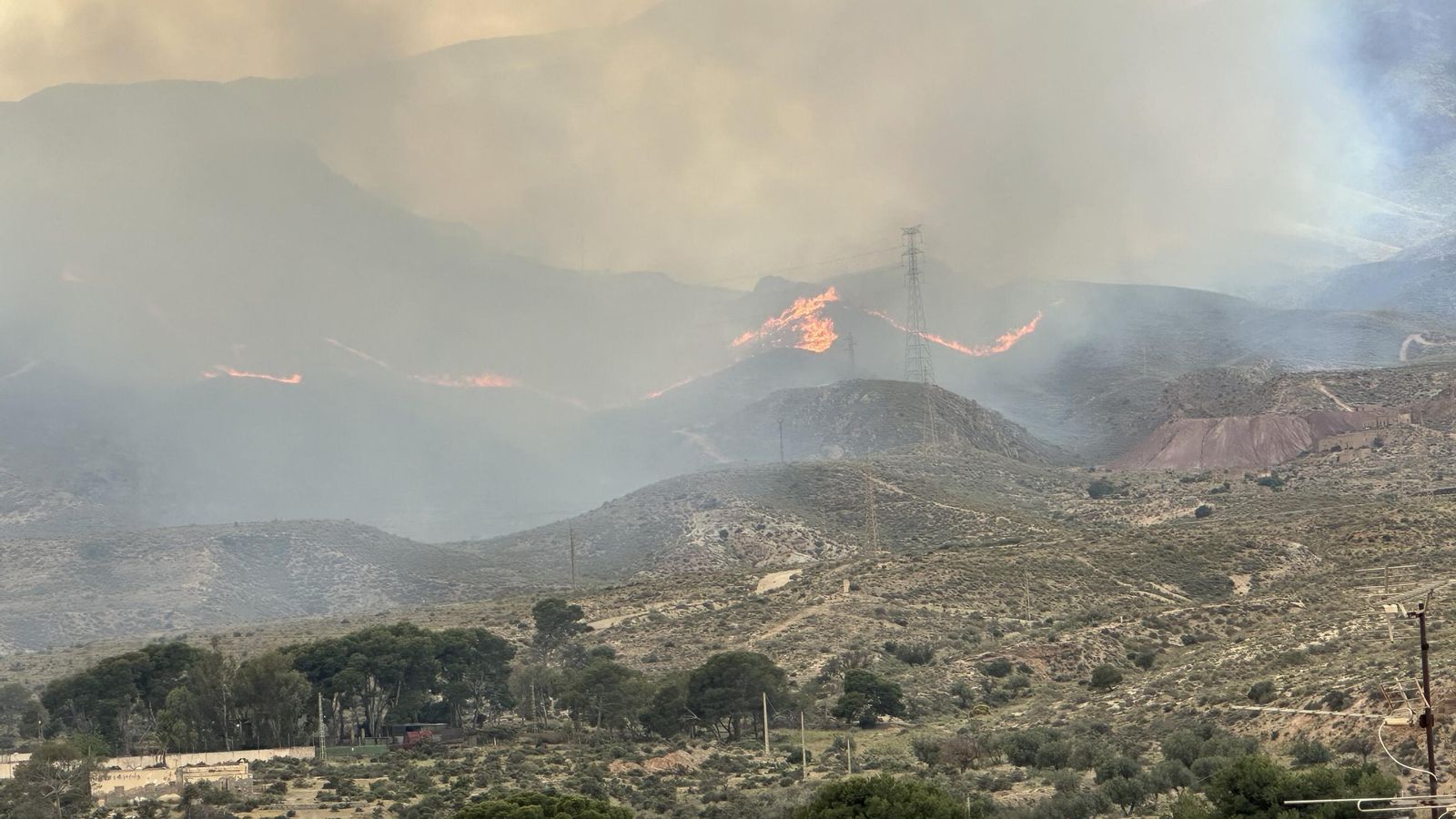 Panorámica del fuego desde los núcleos urbanos más próximos