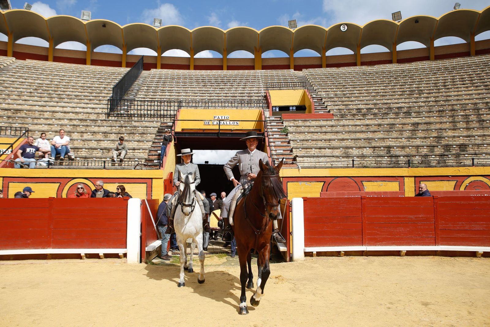 La clase magistral solidaria de Miguelete en la plaza de toros de Las Palomas de Algeciras, en imágenes