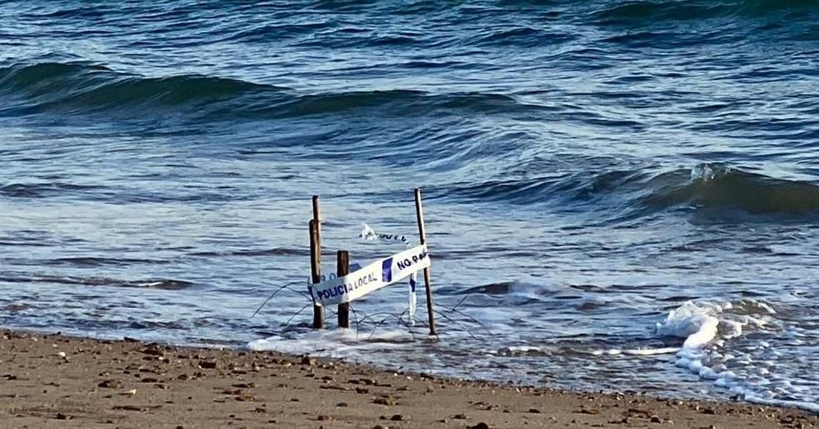 Proyectil señalizado en la playa de Camposoto a la espera de su retirada por parte de los especialistas. Proyectil señalizado en la playa de Camposoto a la espera de su retirada por parte de los especialistas.