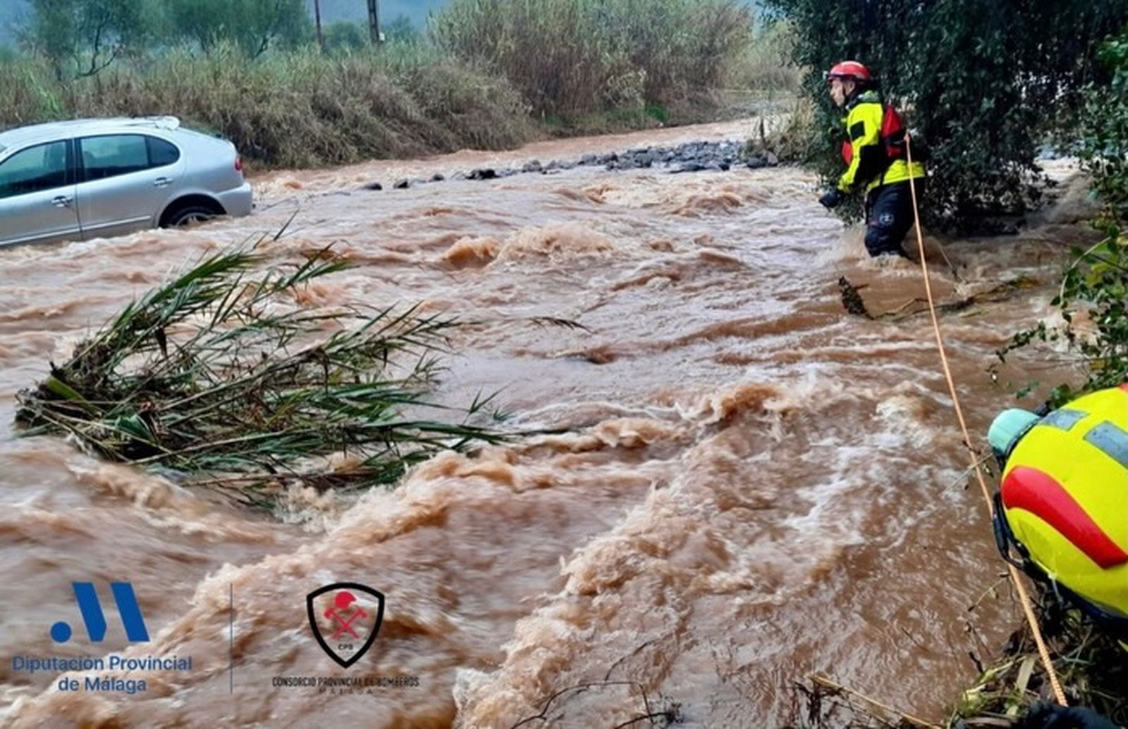 Un coche atrapado en el río Velerín de Estepona.