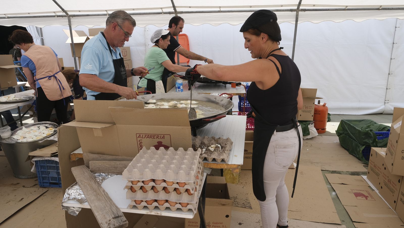 Imágenes de la degustación de huevos fritos con chorizo, en las Fiestas de Santa María del Águila