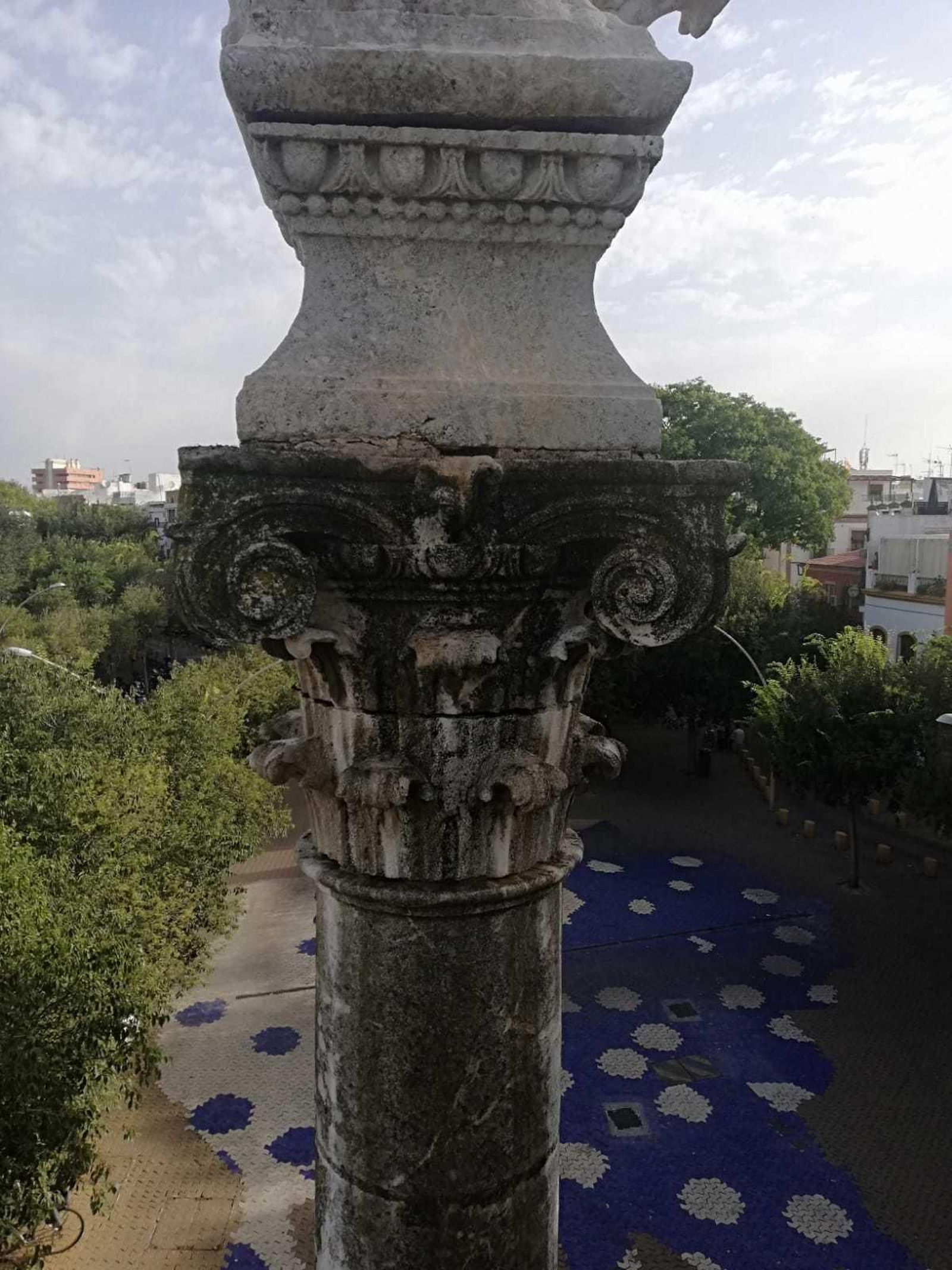 Trabajos de limpieza en los columnas de la Alameda de Hércules