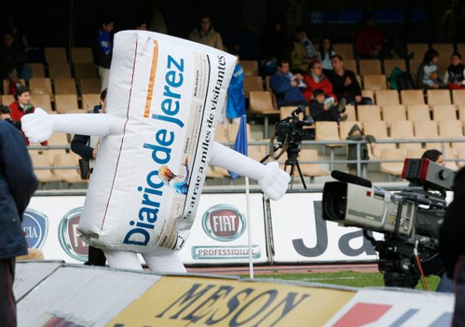 Diarín, la mascota de Diario de Jerez, disfrutó con los goles de Carlos Calvo y festejó un triunfo xerecista trece jornadas después, ya que el último se remonta al mes de octubre. 

Foto: Pascual