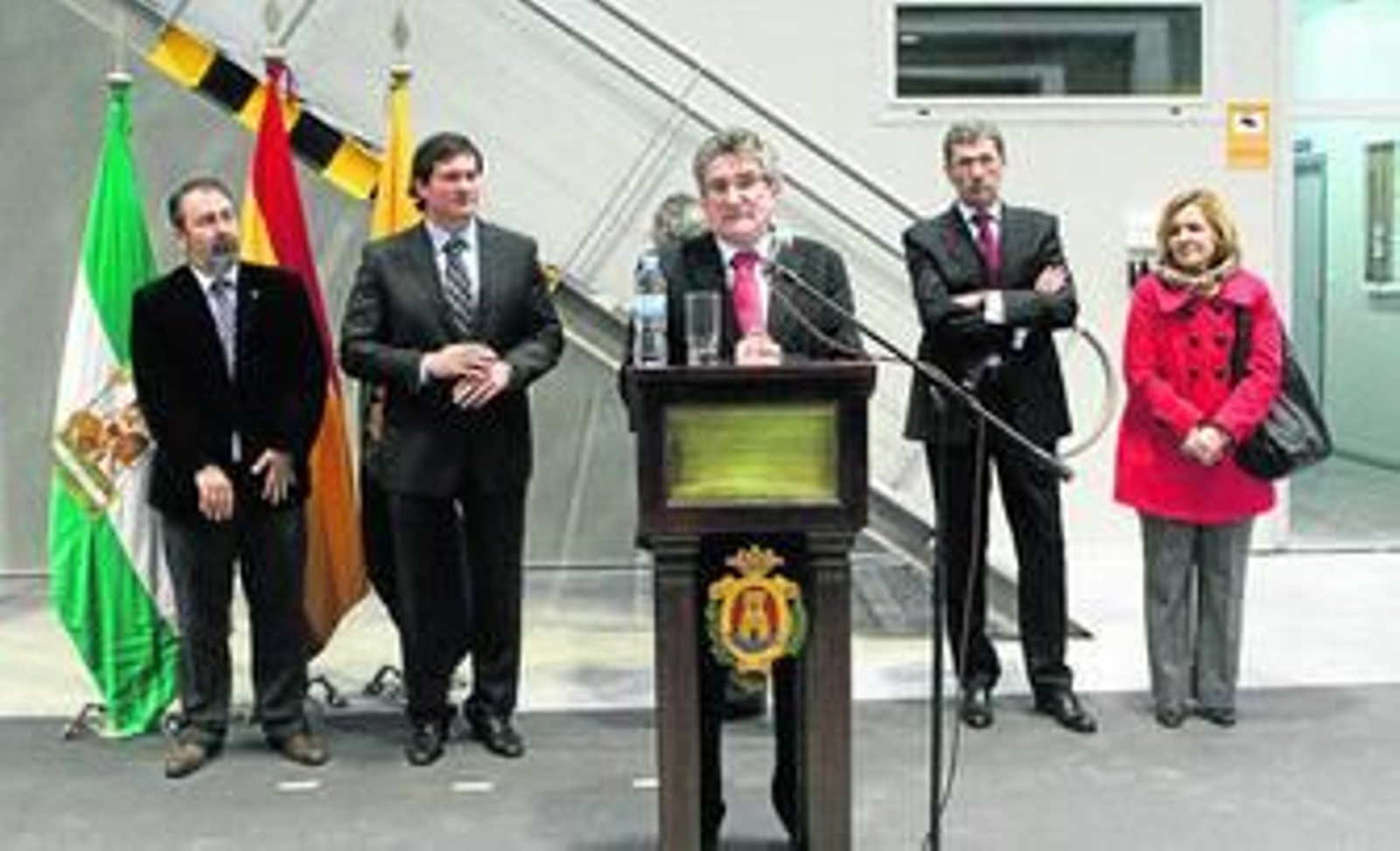 El consejero de Gobernación y Justicia, Luis Pizarro, ayer durante su discurso en el acto inaugural del nuevo parque de bomberos de Algeciras.