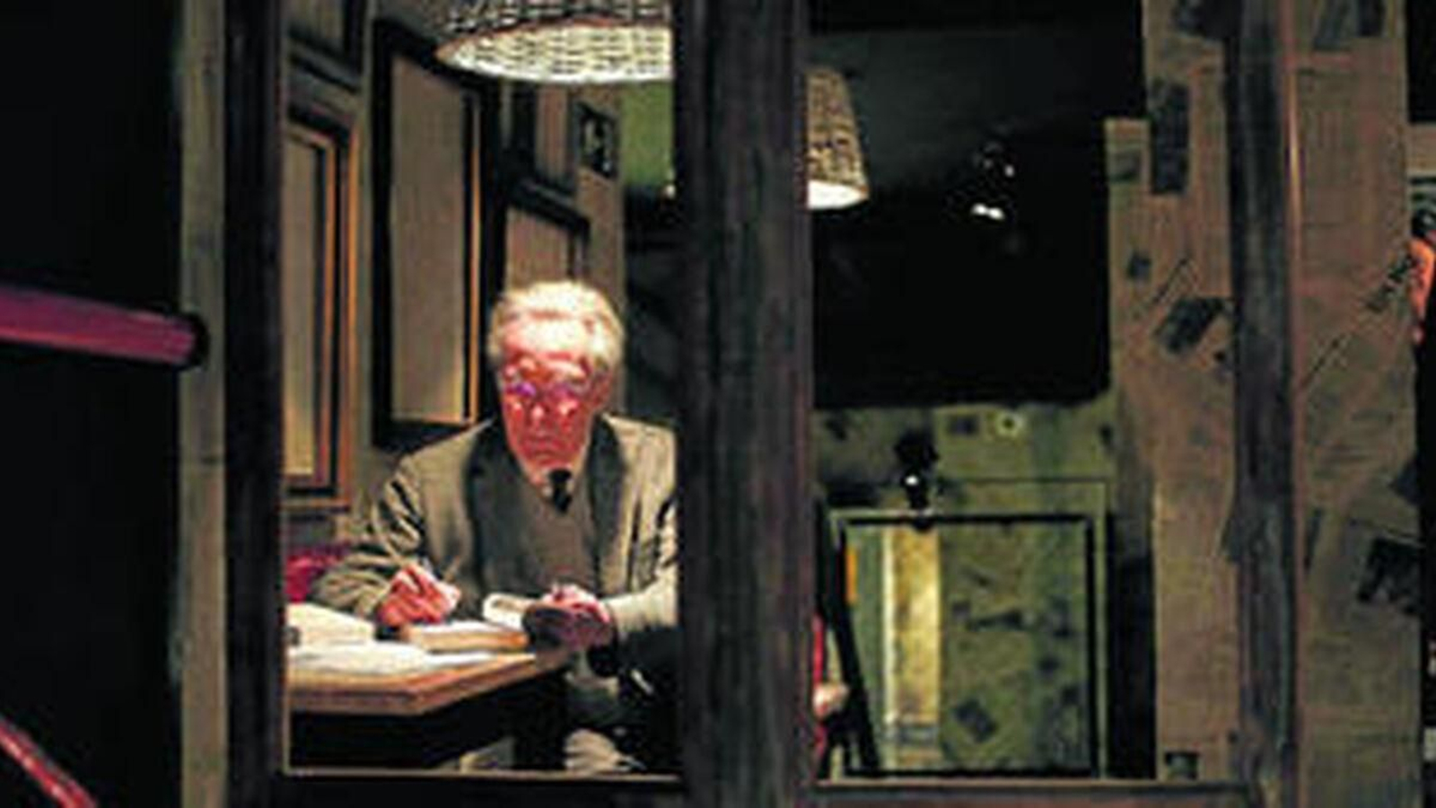 El poeta Jacobo Cortines, en el interior de un local madrileño