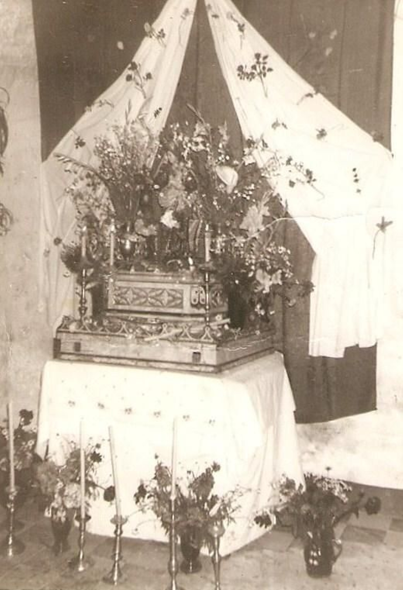 La Virgen del Carmen en su pequeño paso en un patio de la feligresía.