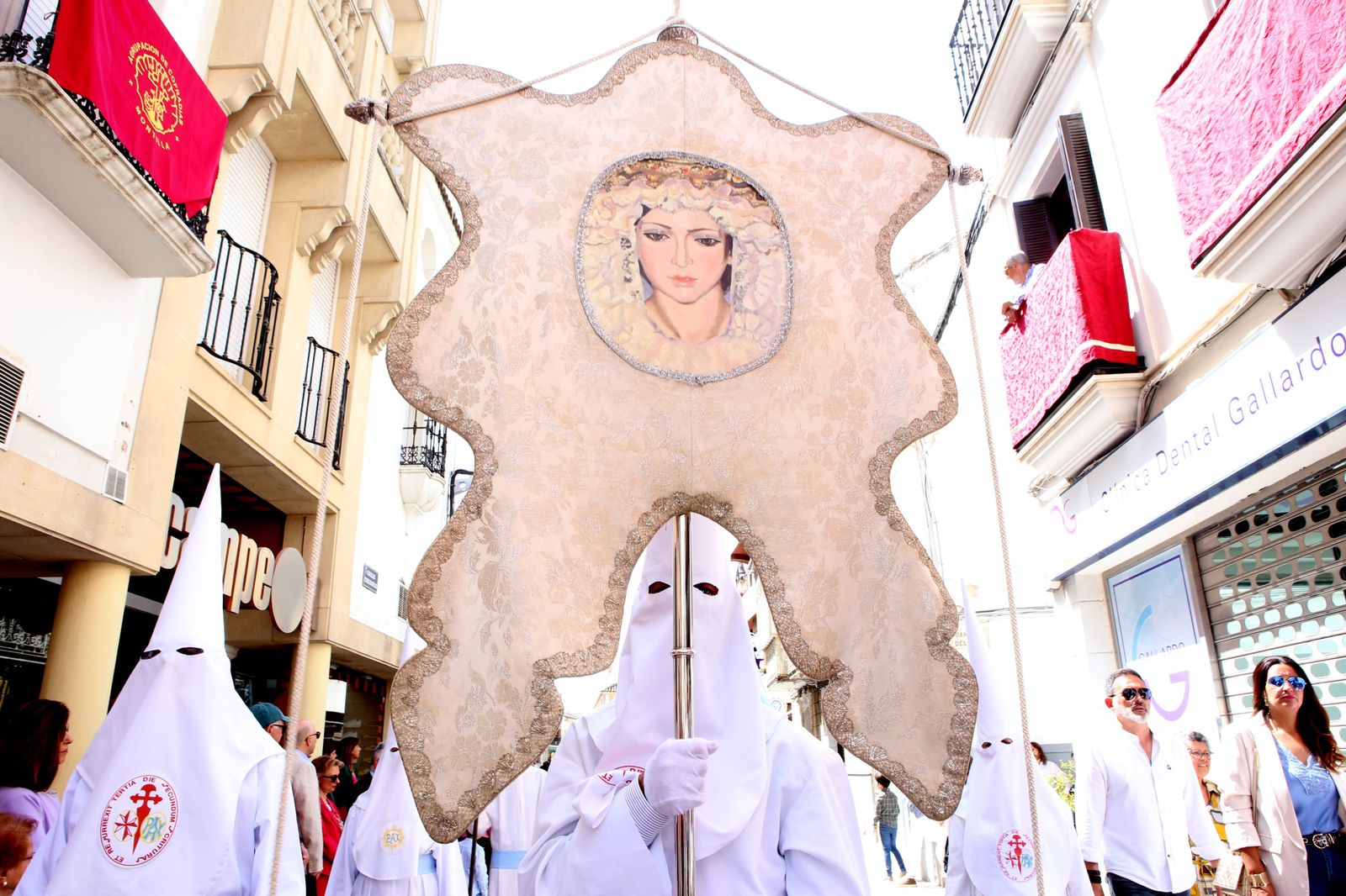 La procesión del Resucitado de Montilla y la Virgen de la Paz, en imágenes