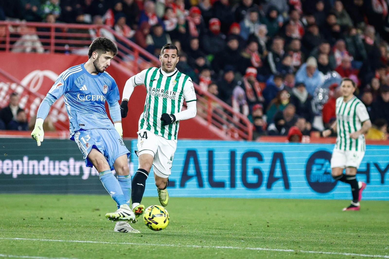 Juego de pies de Astralaga en el partido ante el Córdoba