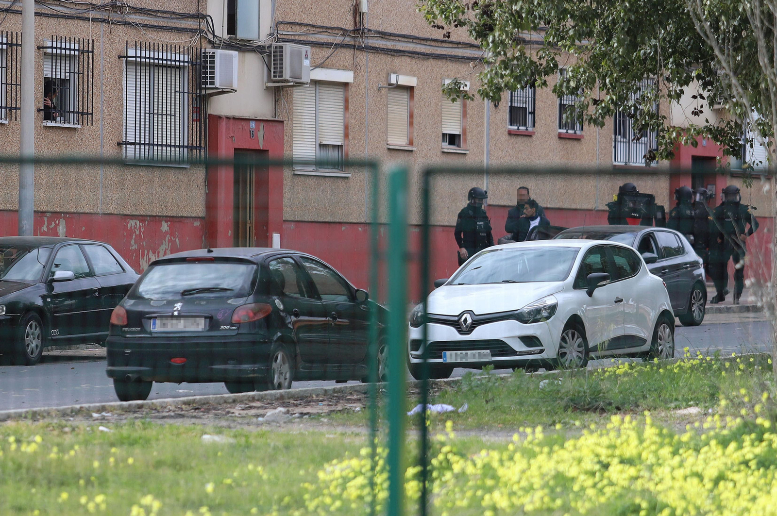 Imágenes del atrincherado que amenazaba con hacer estallar una bombona en el Torrejón, Huelva
