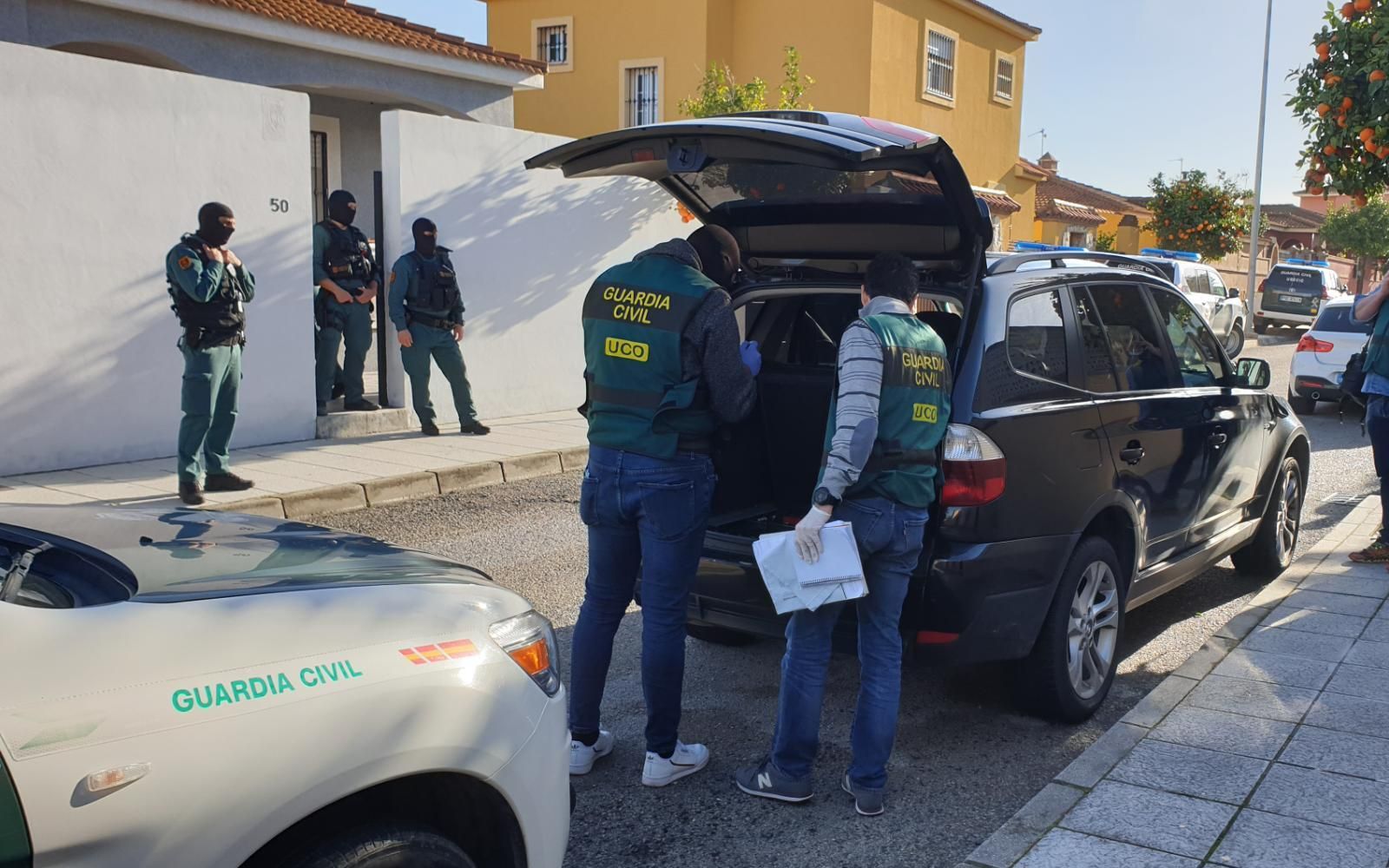 Un momento del operativo de la Guardia Civil.