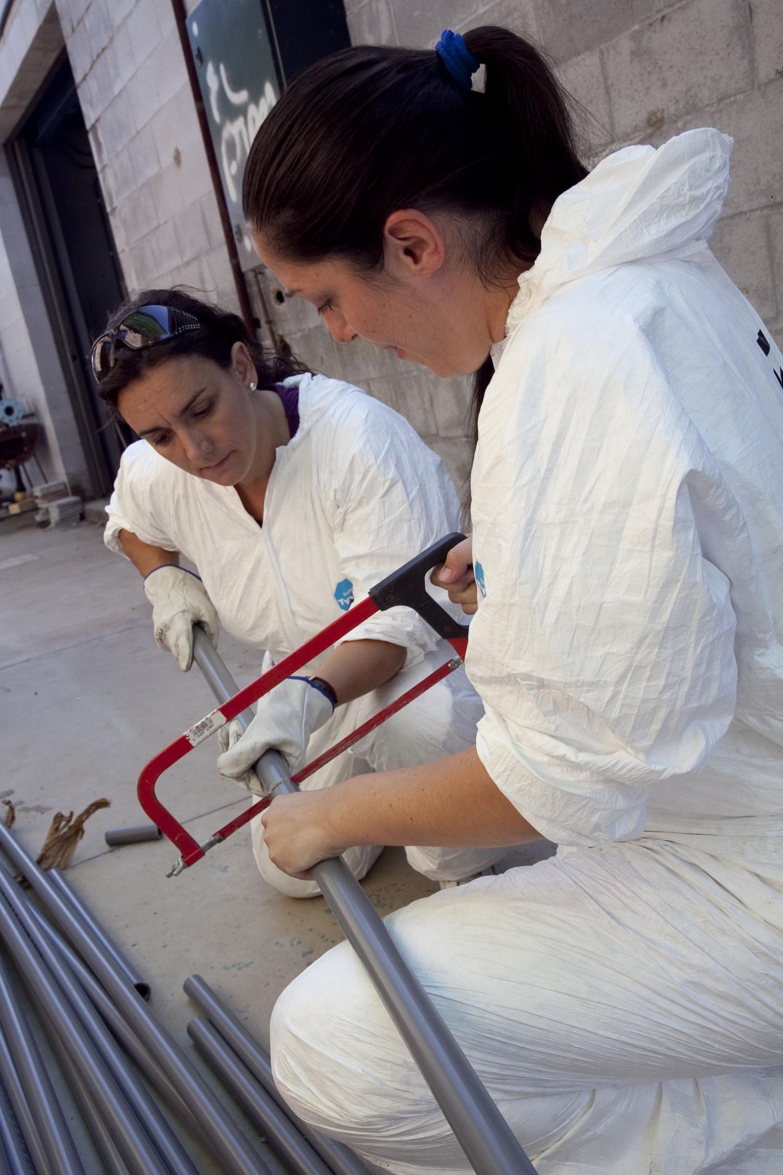 Por sexos, la mujer sigue teniendo más problemas para aminorar sus cifras de paro.