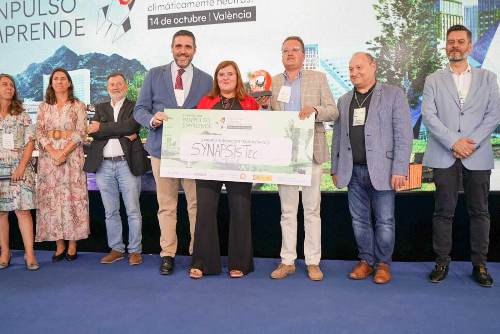 Alonso, entregando el premio.