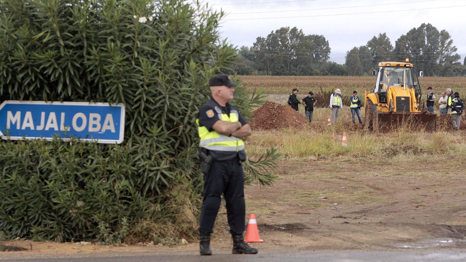 Un policía en la finca Majaloba de la Rinconada