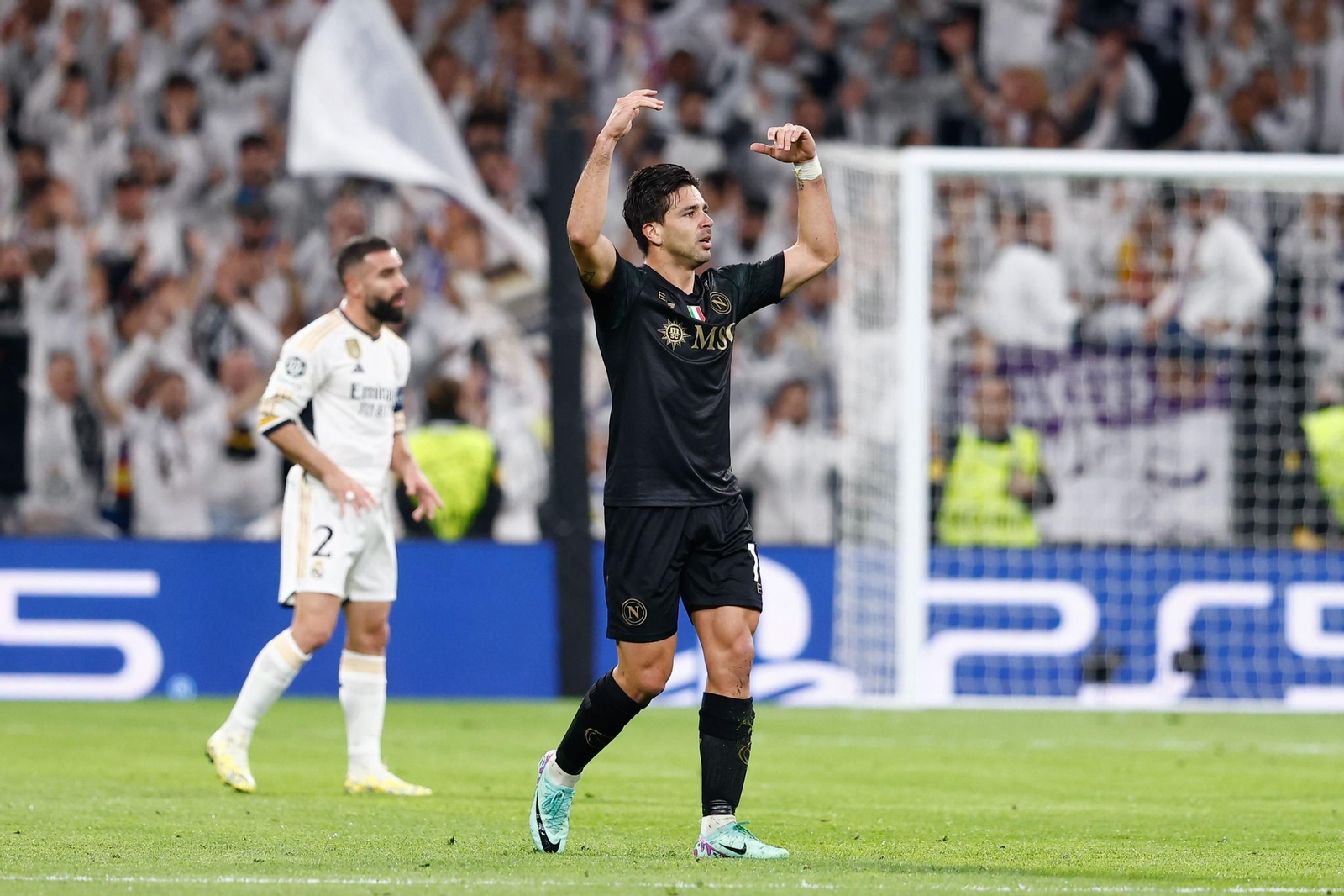 Giovanni Simeone celebra un gol del Nápoles en el Bernabéu, durante la Champions 23-24.