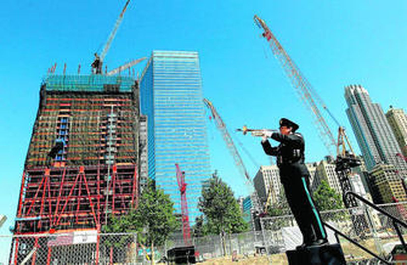 Un músico toca la trompeta en la Zona Cero para indicar el fin de la conmemoración.