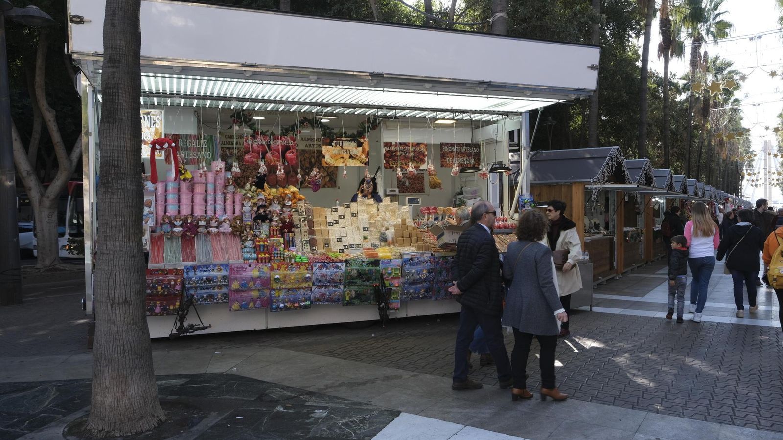 Uno de los puestos de turrones ubicado en la Rambla de Almería.