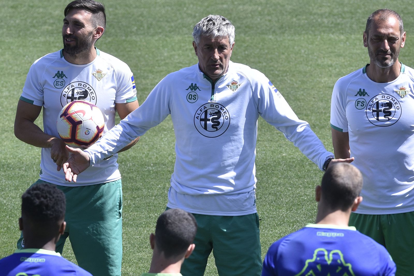 Quique Setién gesticula en la charla con sus jugadores en el entrenamiento de hoy.