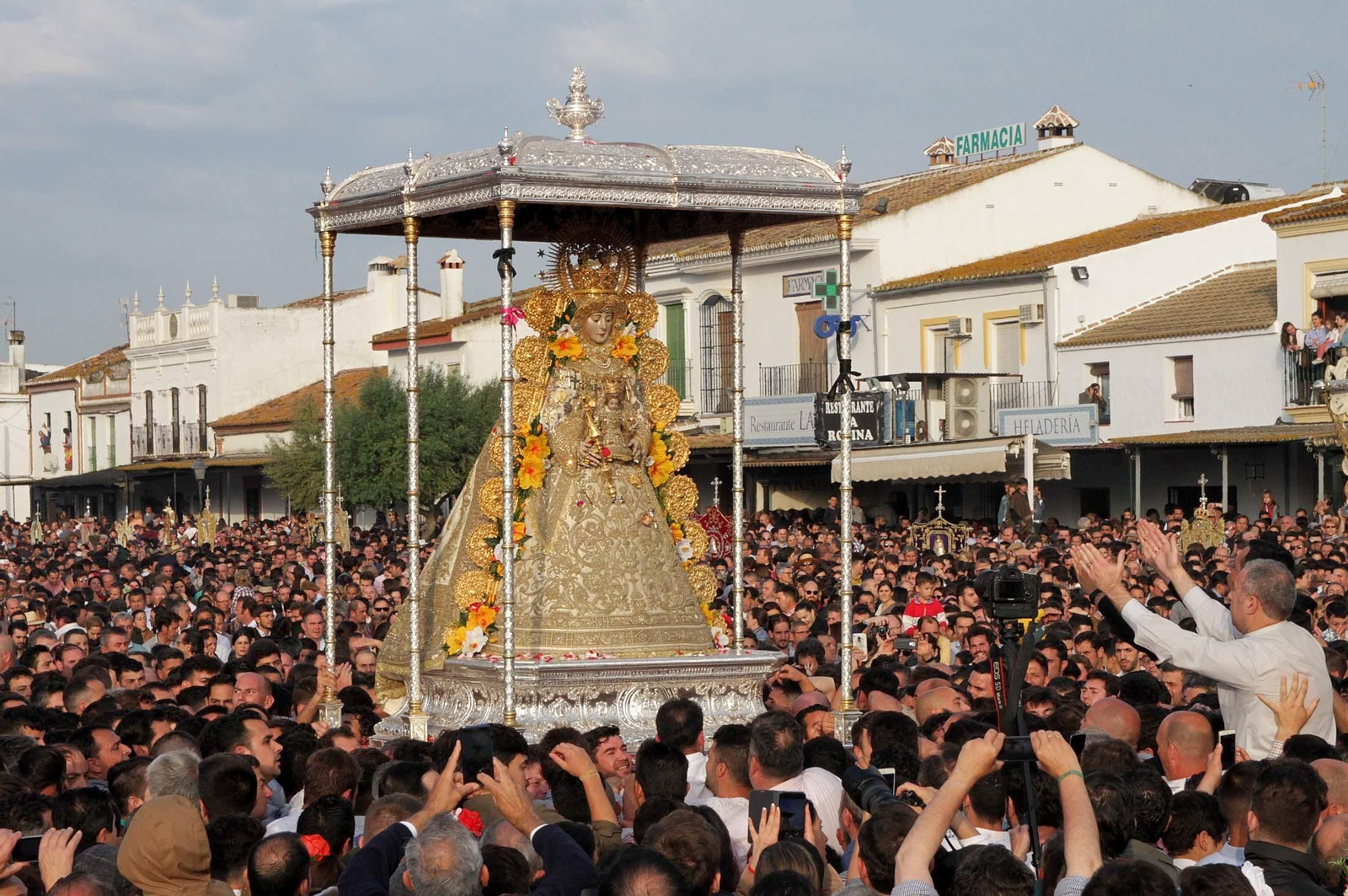 Las imágenes de la procesión de la Virgen del Rocío por la aldea en el Lunes de Pentecostés
