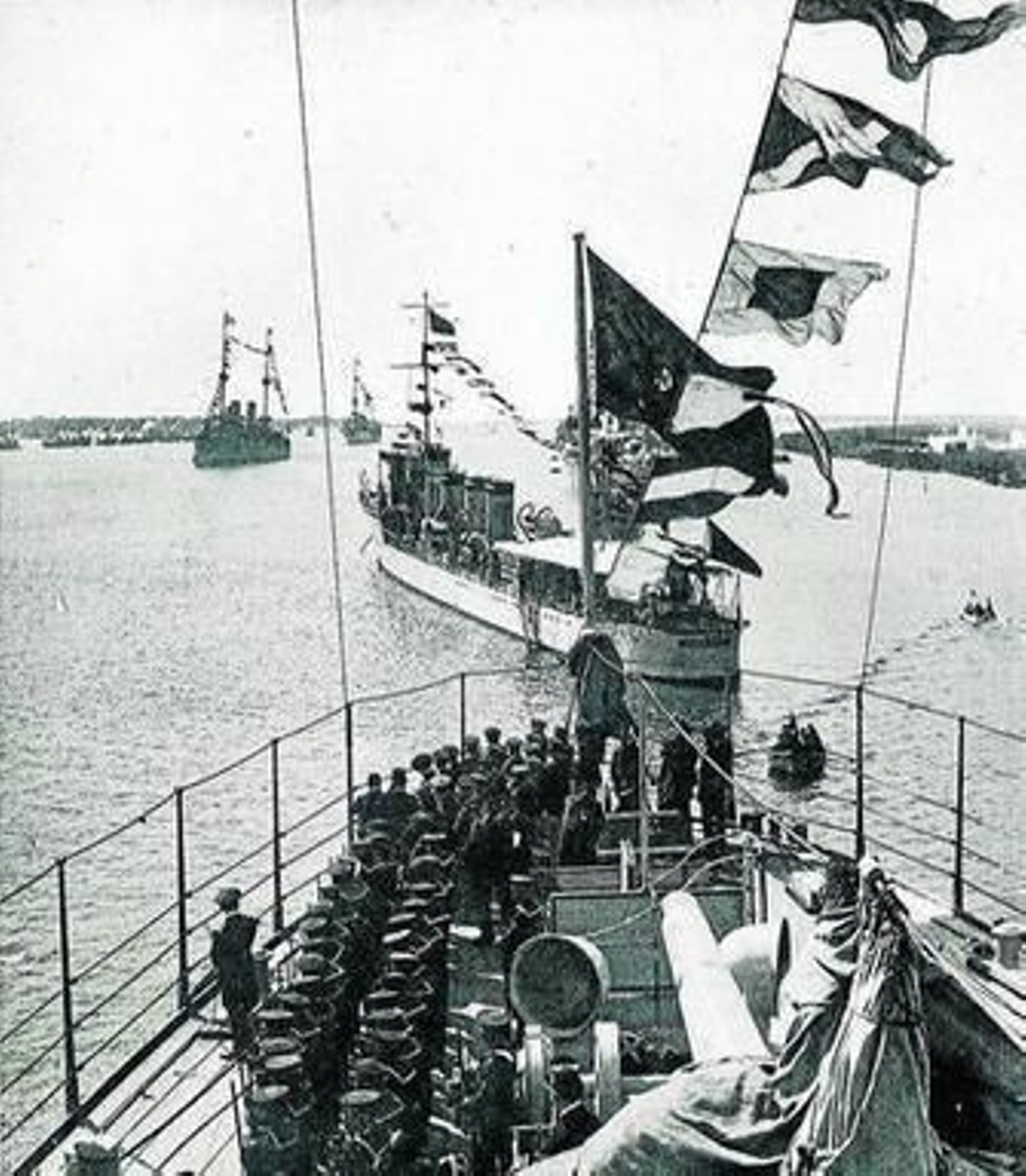 El crucero 'Cataluña', donde iba el rey, delante del 'Buenos Aires', en el que llegaron desde Argentina los pilotos.