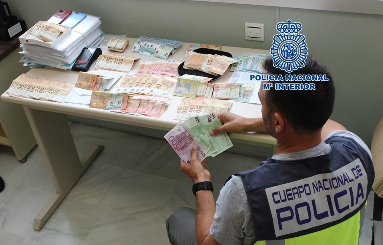 Dinero y efectos intervenidos durante la operación.